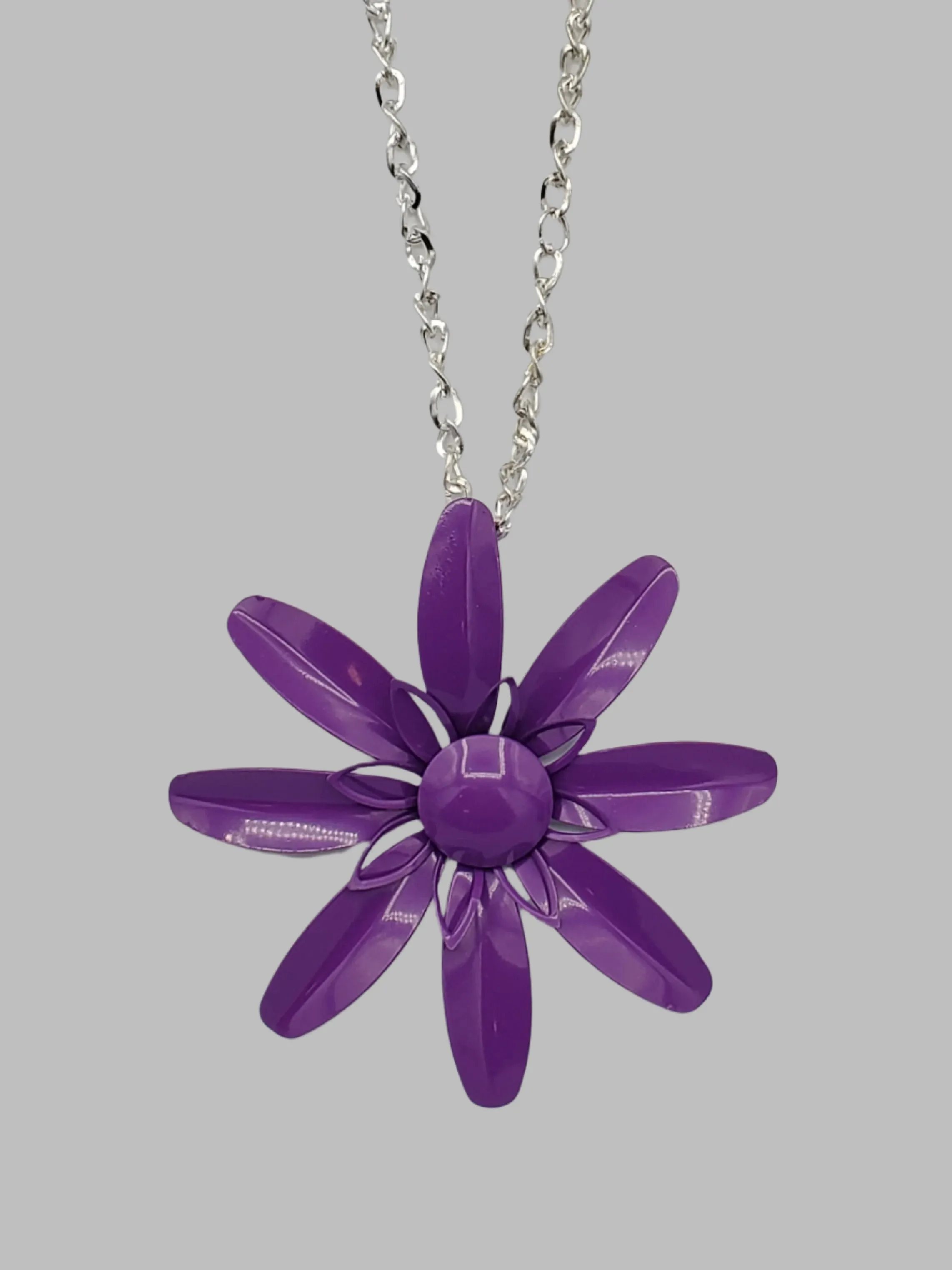 Metal Daisy Pendant Necklace in Purple