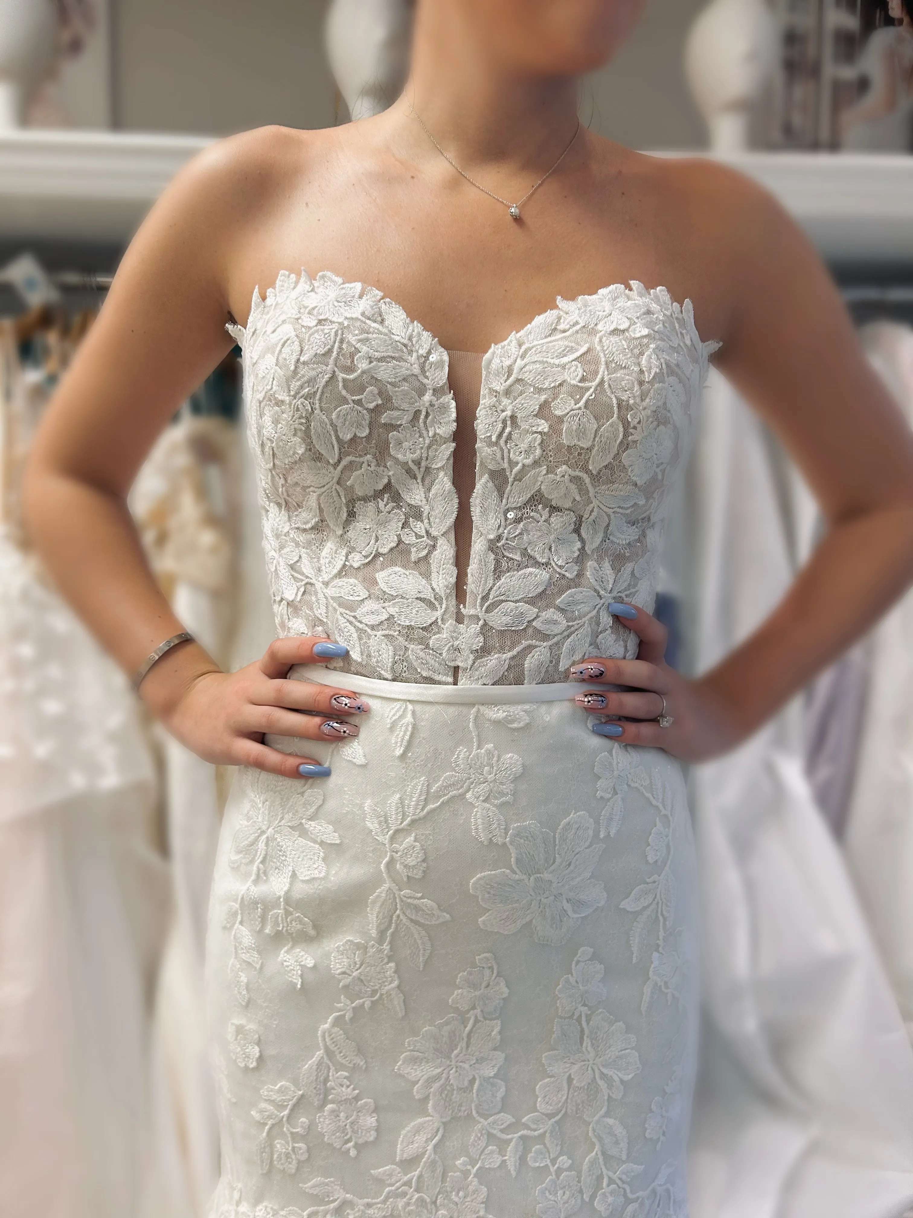 Paloma Blanca 4925 Wedding Dress Sample