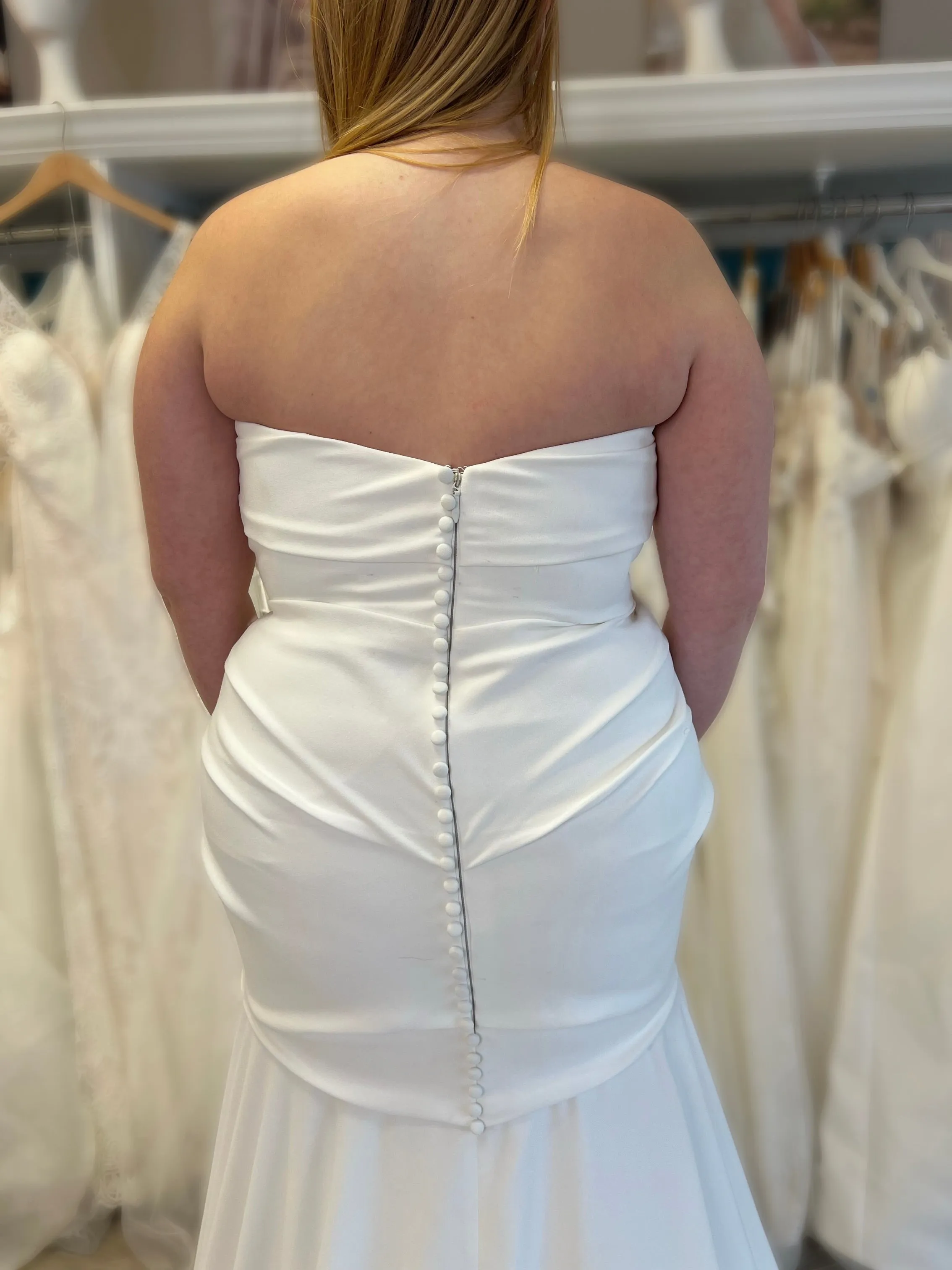 Paloma Blanca 4975 Wedding Dress Sample