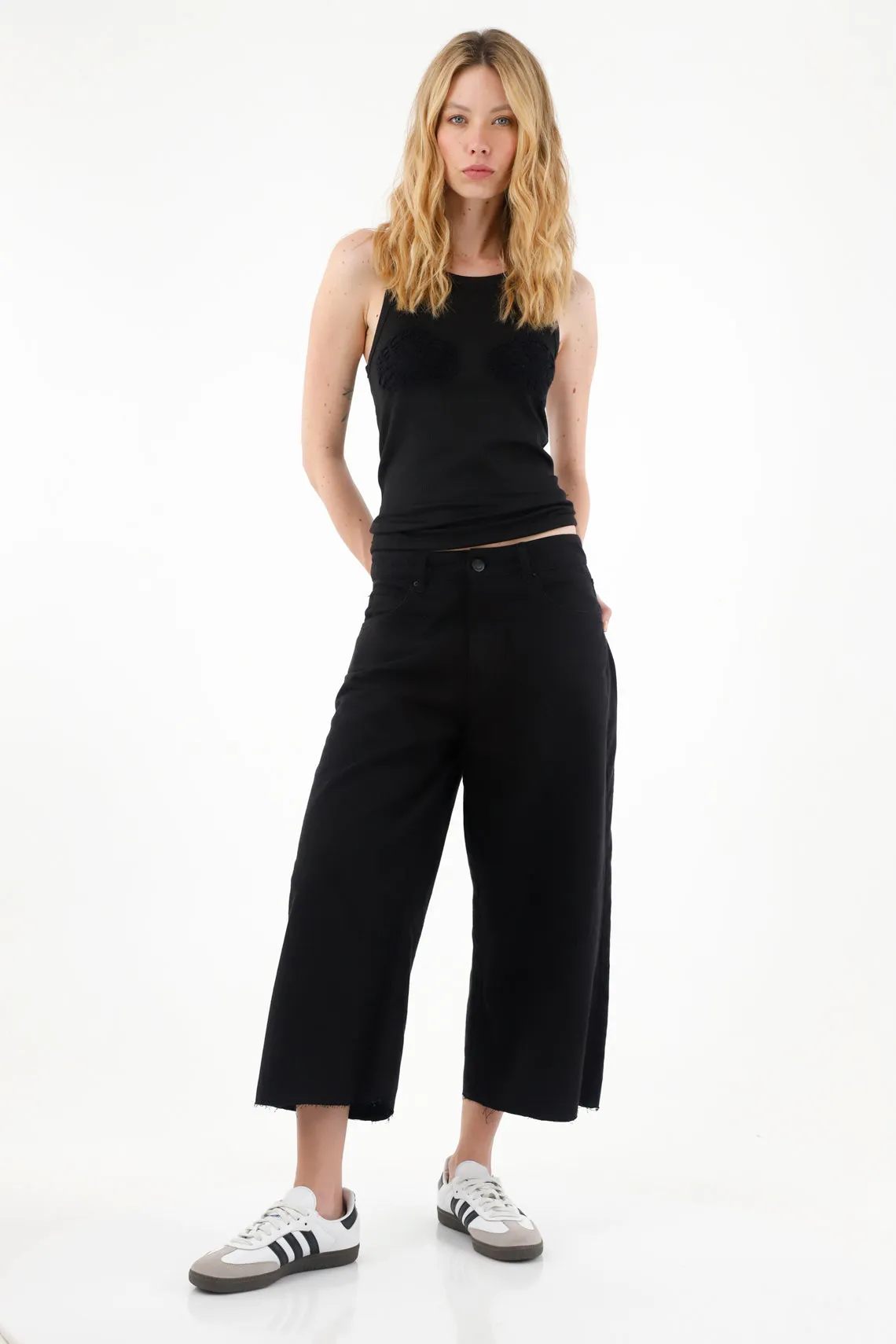 Pantalón cropped negro para mujer