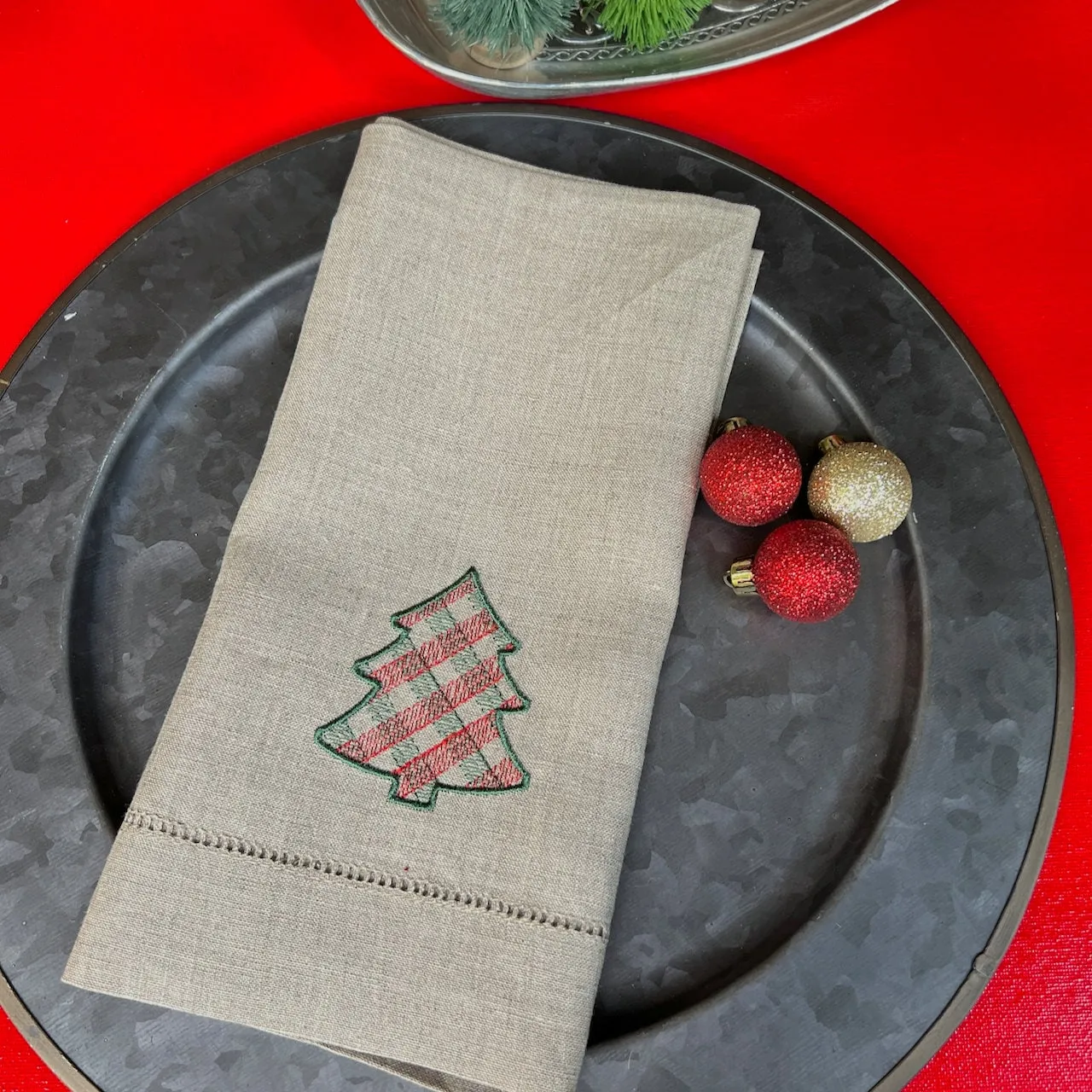 Plaid Christmas Tree Napkins, Set of 4, Christmas cloth napkins, Plaid napkins, Tree embroidered napkins