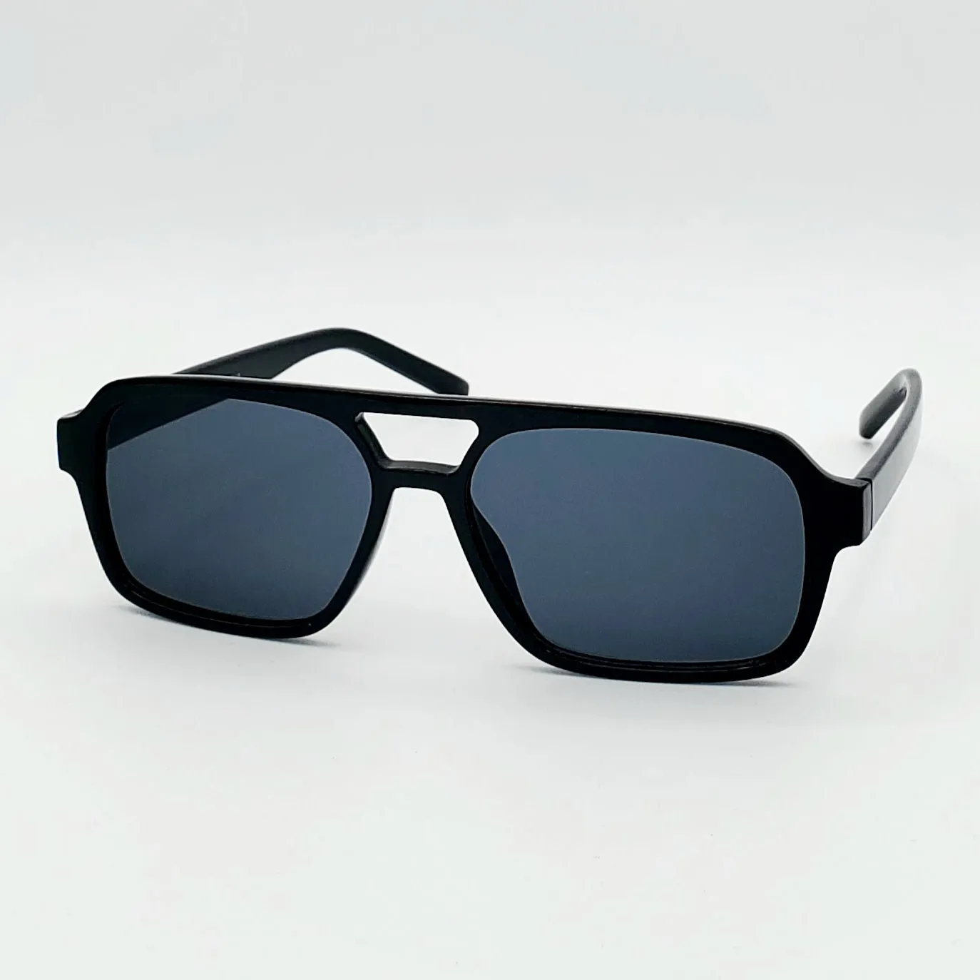 Plastic Aviator Sunglasses in Black