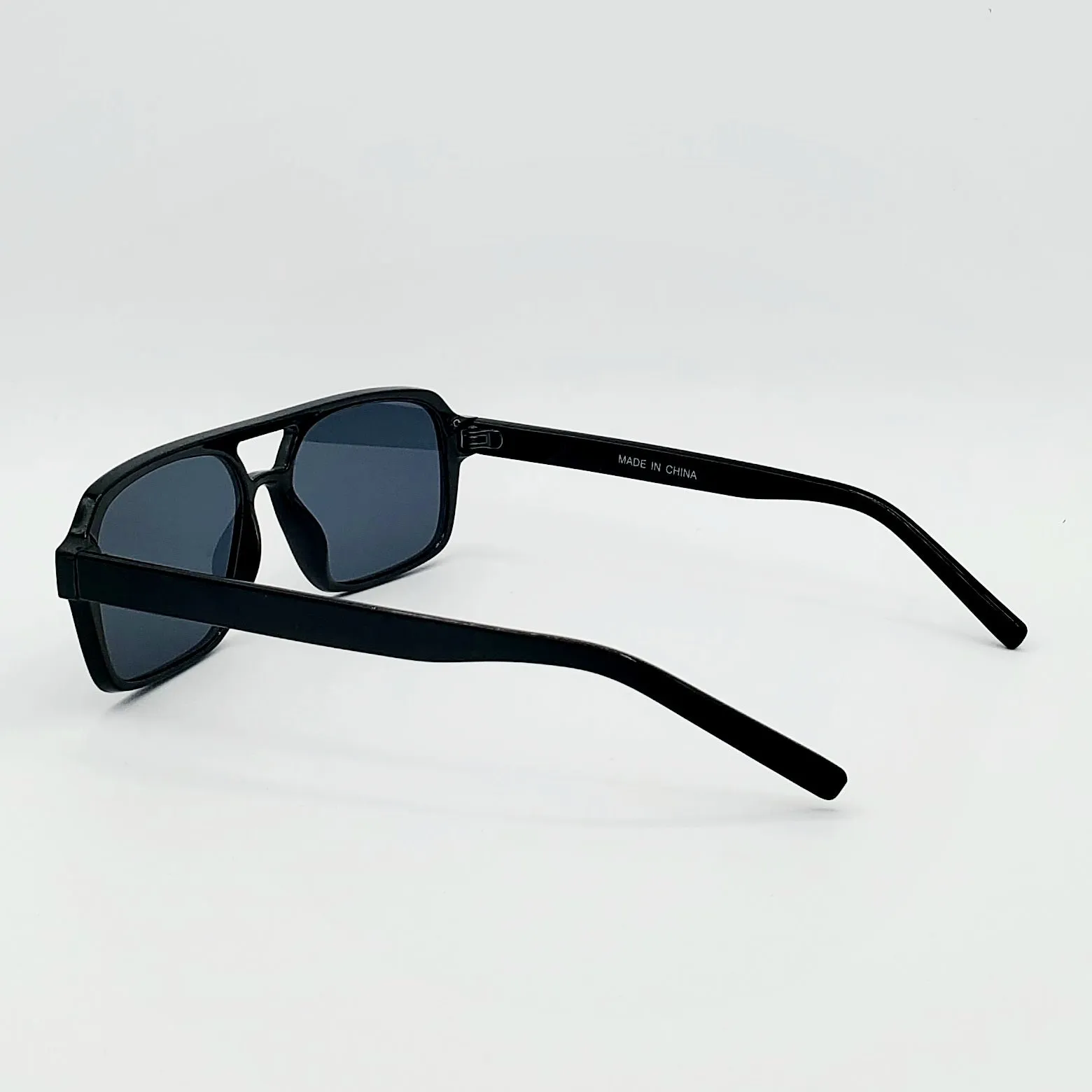 Plastic Aviator Sunglasses in Black