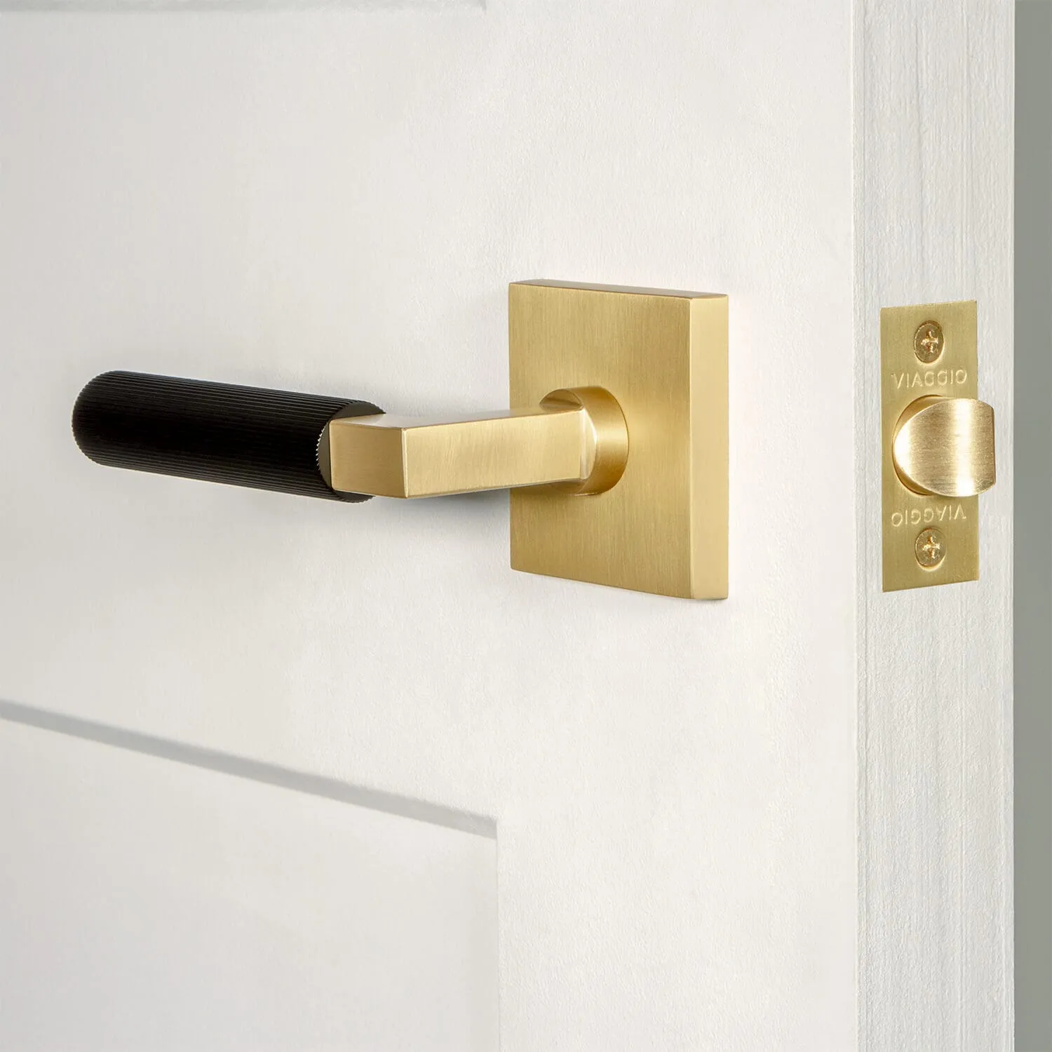 Quadrato Rosette in Satin Brass with Satin Black Contempo Fluted Lever