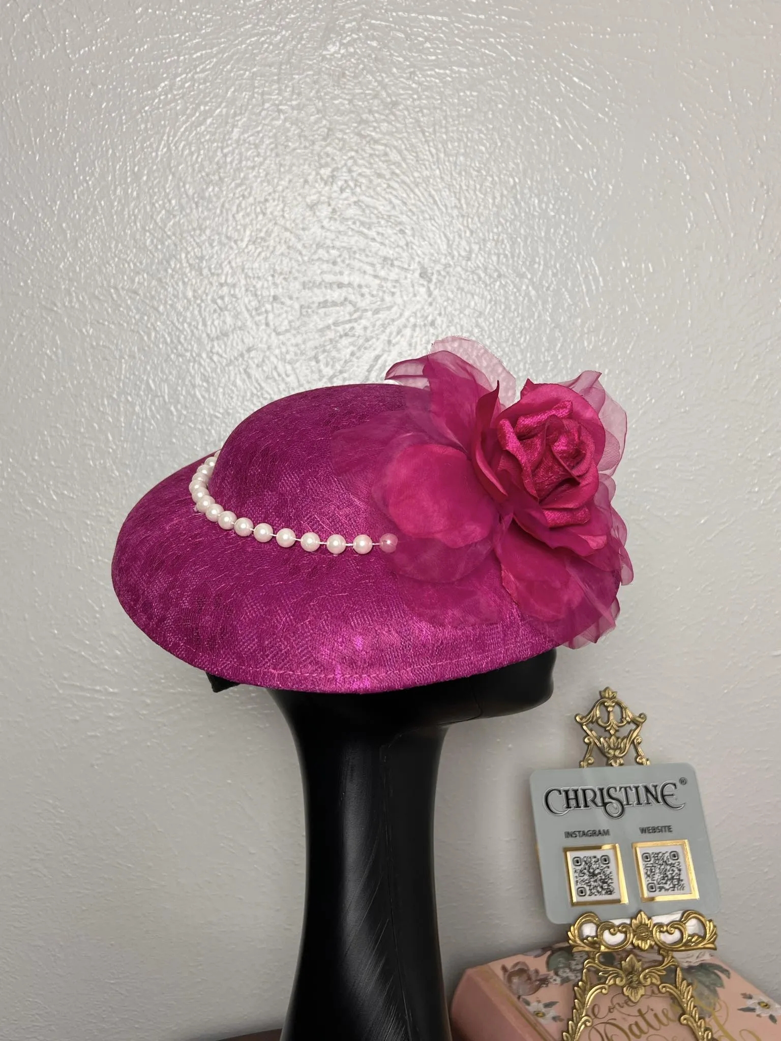 Queen hat in fuchsia