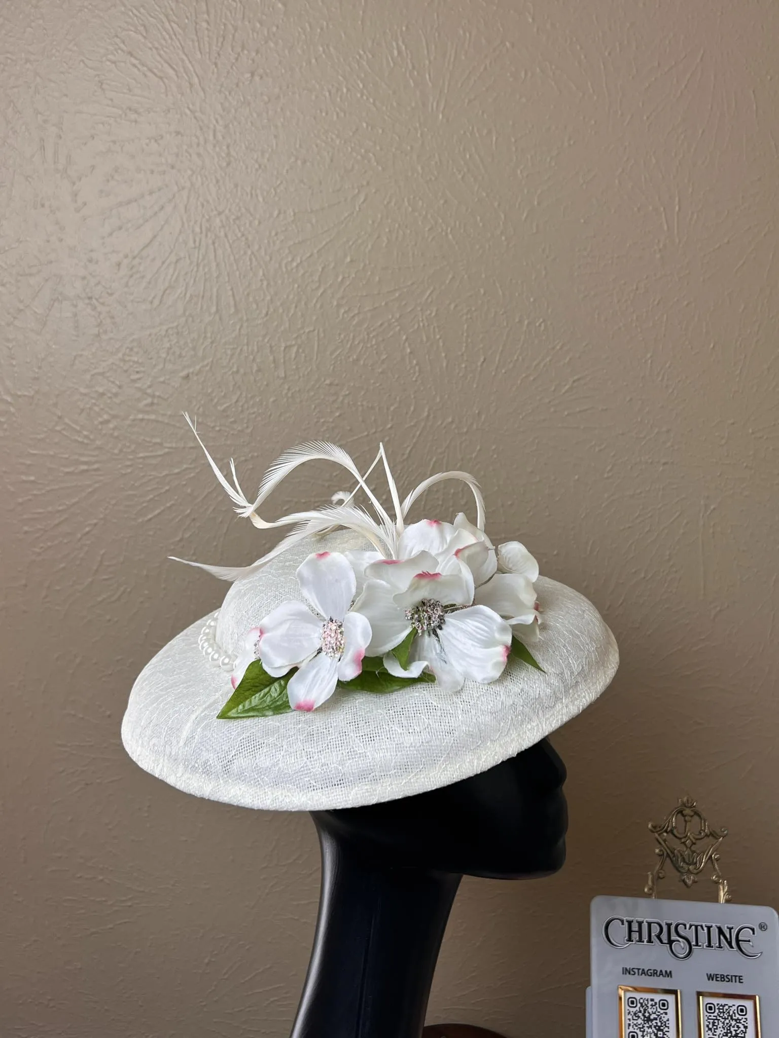 Queen hat in ivory/white dogwood flowers