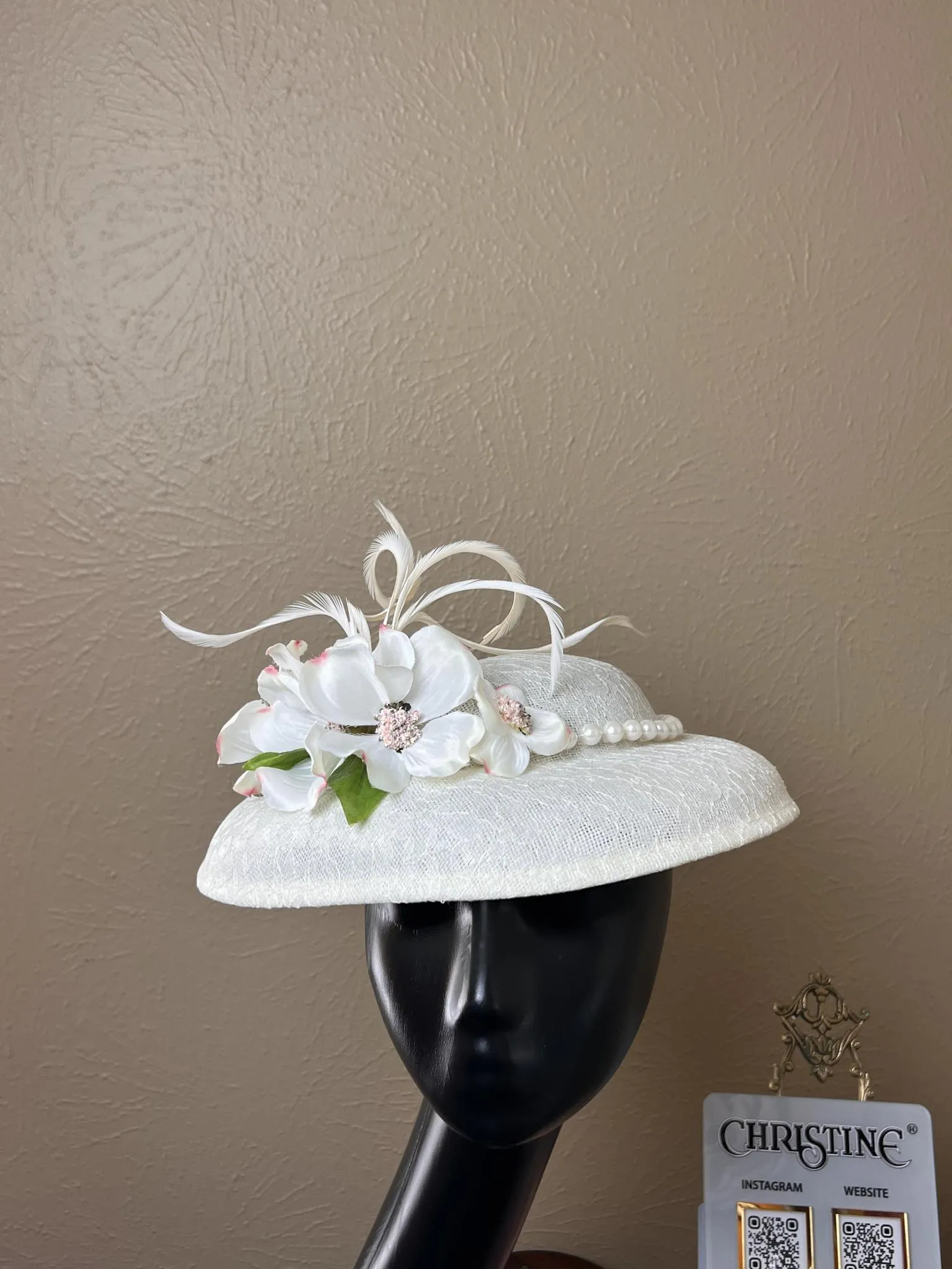 Queen hat in ivory/white dogwood flowers