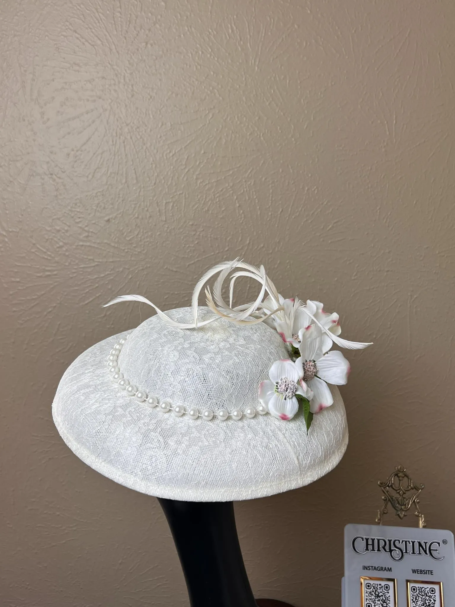 Queen hat in ivory/white dogwood flowers