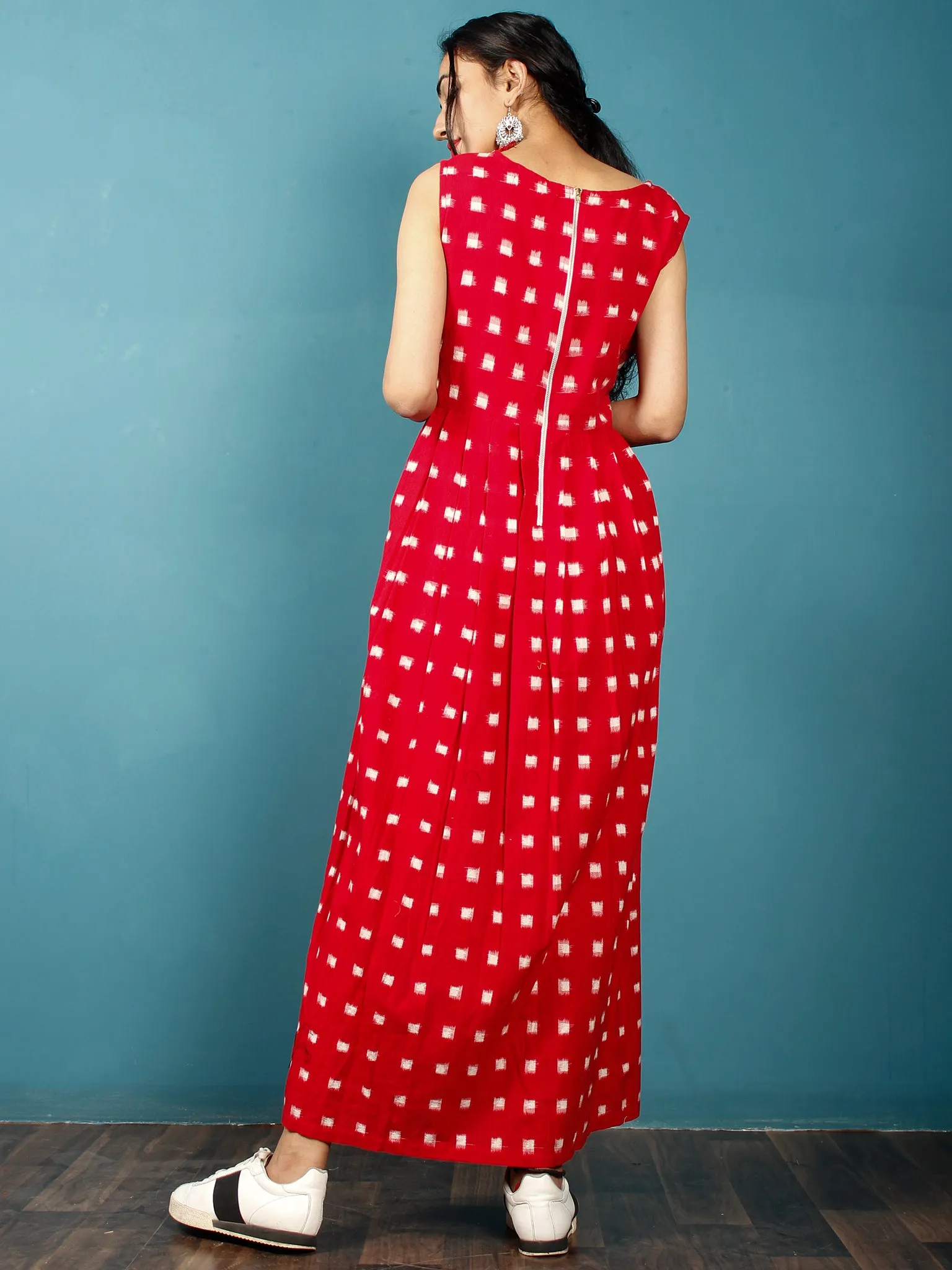 Red White Long Sleeveless Handwoven Double Ikat Dress With Knife Pleats & Side Pockets - D32F1018