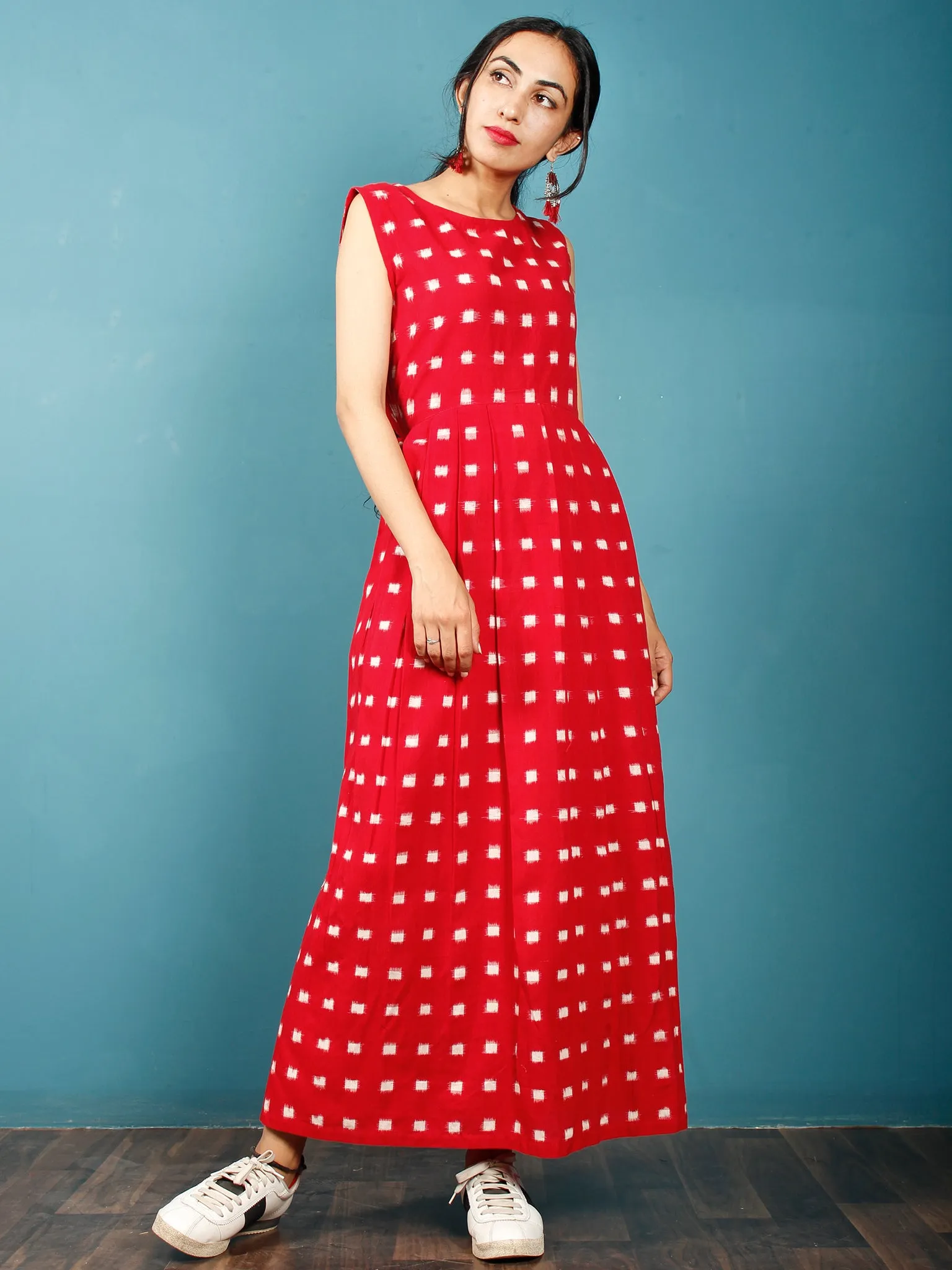 Red White Long Sleeveless Handwoven Double Ikat Dress With Knife Pleats & Side Pockets - D32F1018