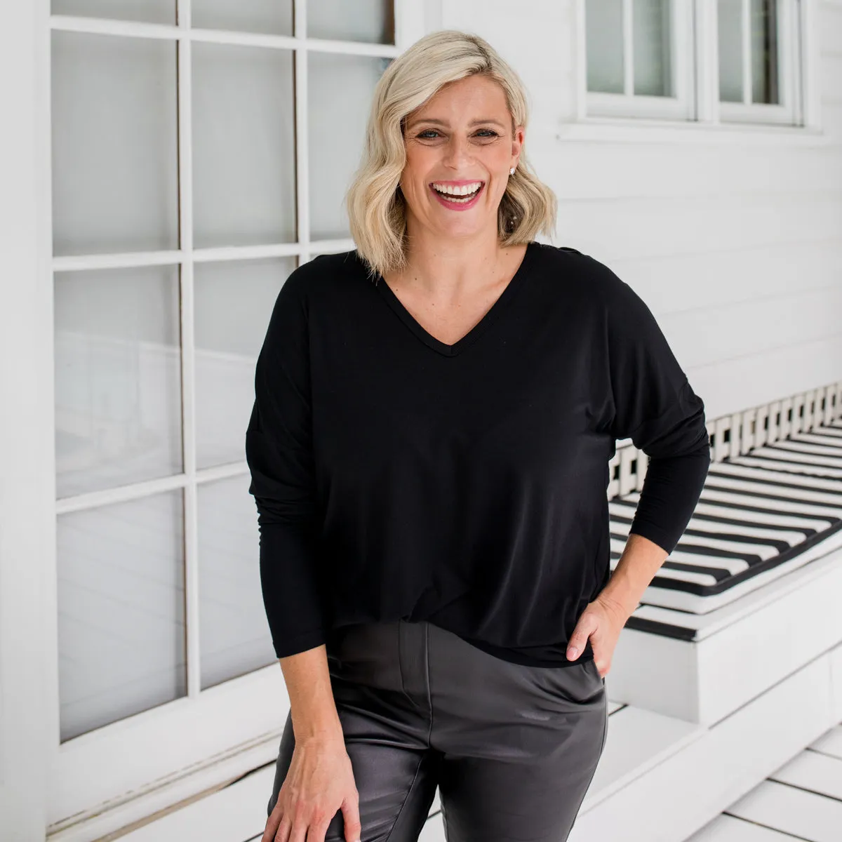 Sharon relaxed v-neck long-sleeve tee - black