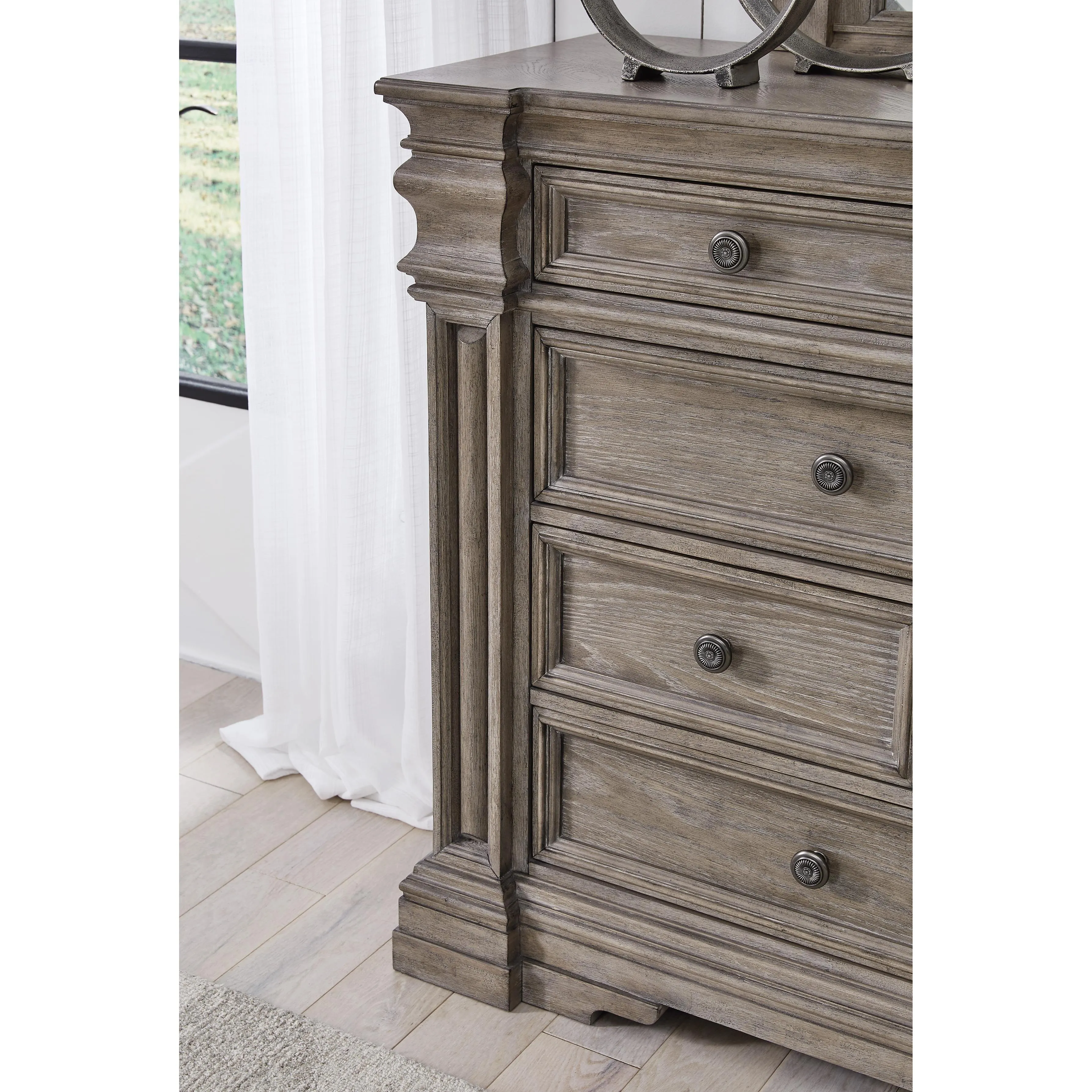 Signature Design by Ashley Blairhurst 10-Drawer Dresser with Mirror B916-31/B916-36