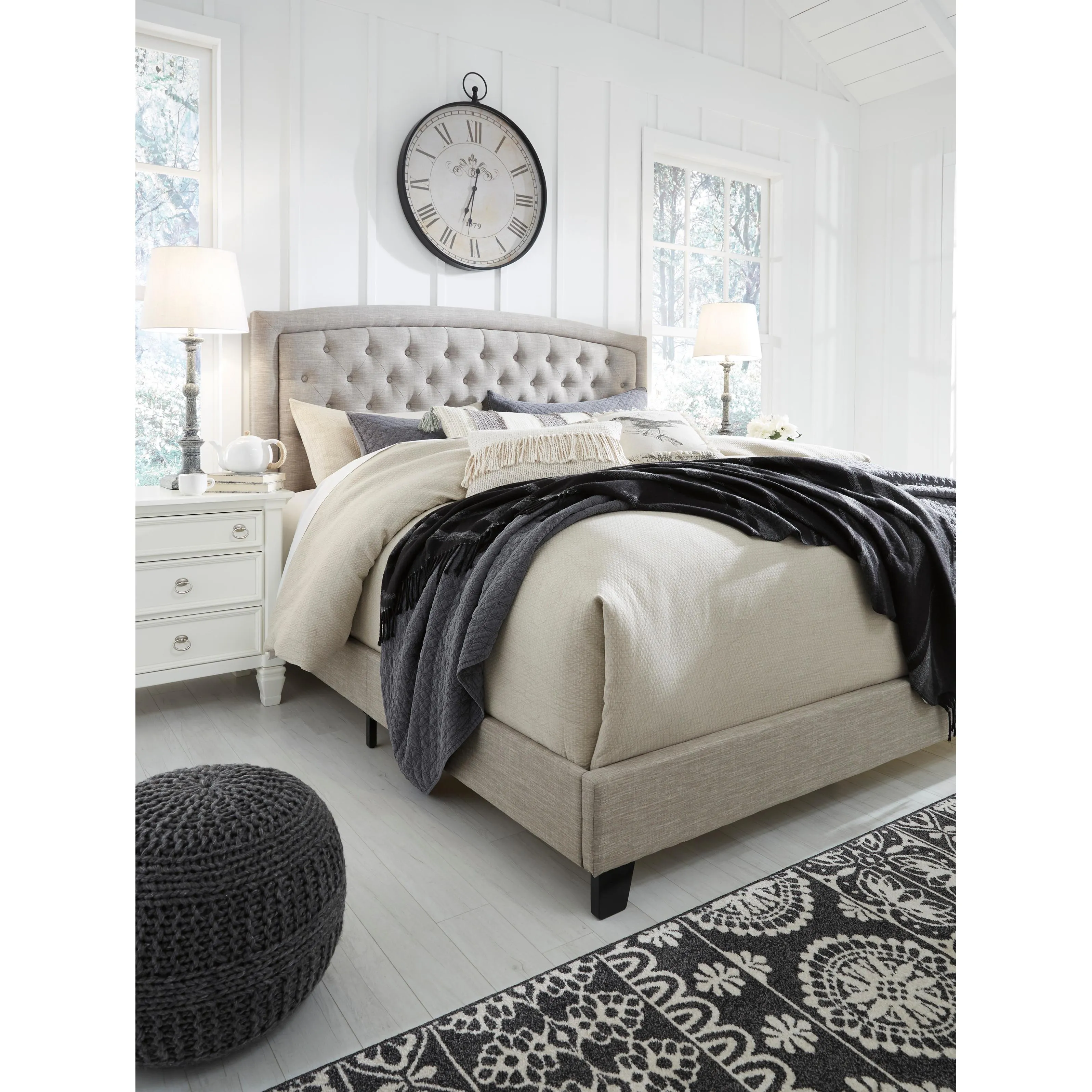 Signature Design by Ashley Jerary Queen Upholstered Bed B090-781