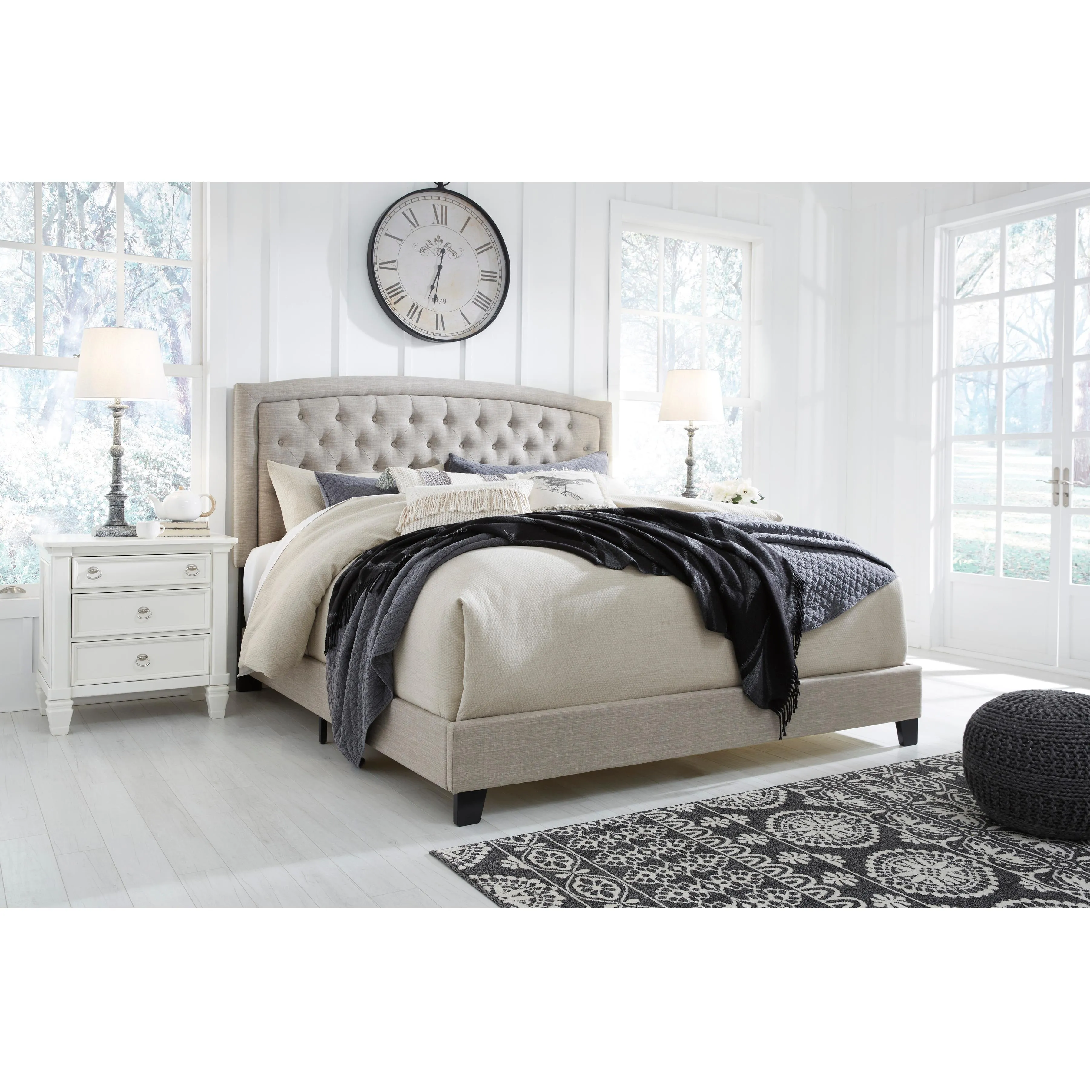 Signature Design by Ashley Jerary Queen Upholstered Bed B090-781