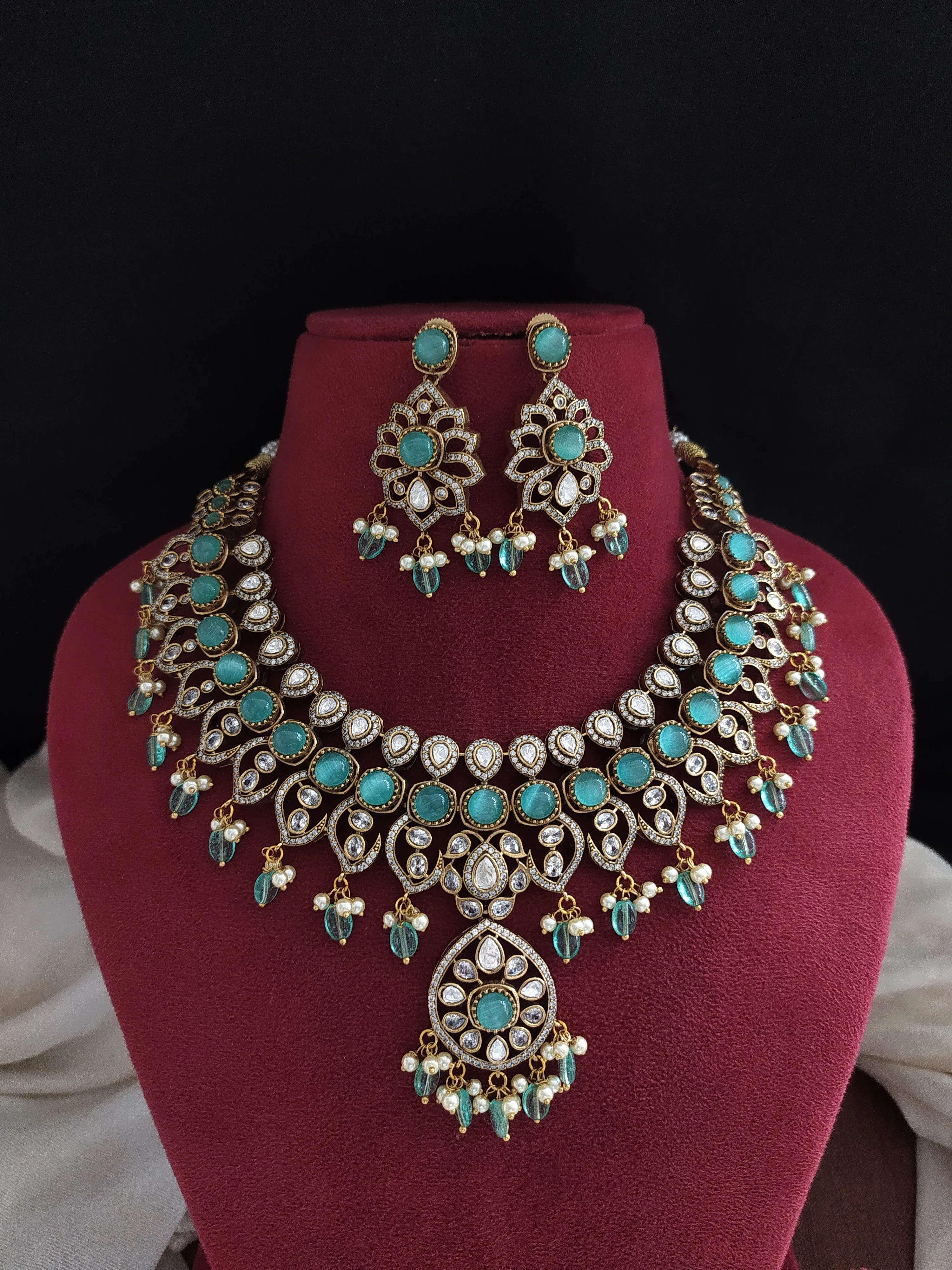 Splendid Look Victorian Diamond Necklace Sets in Trending Colors