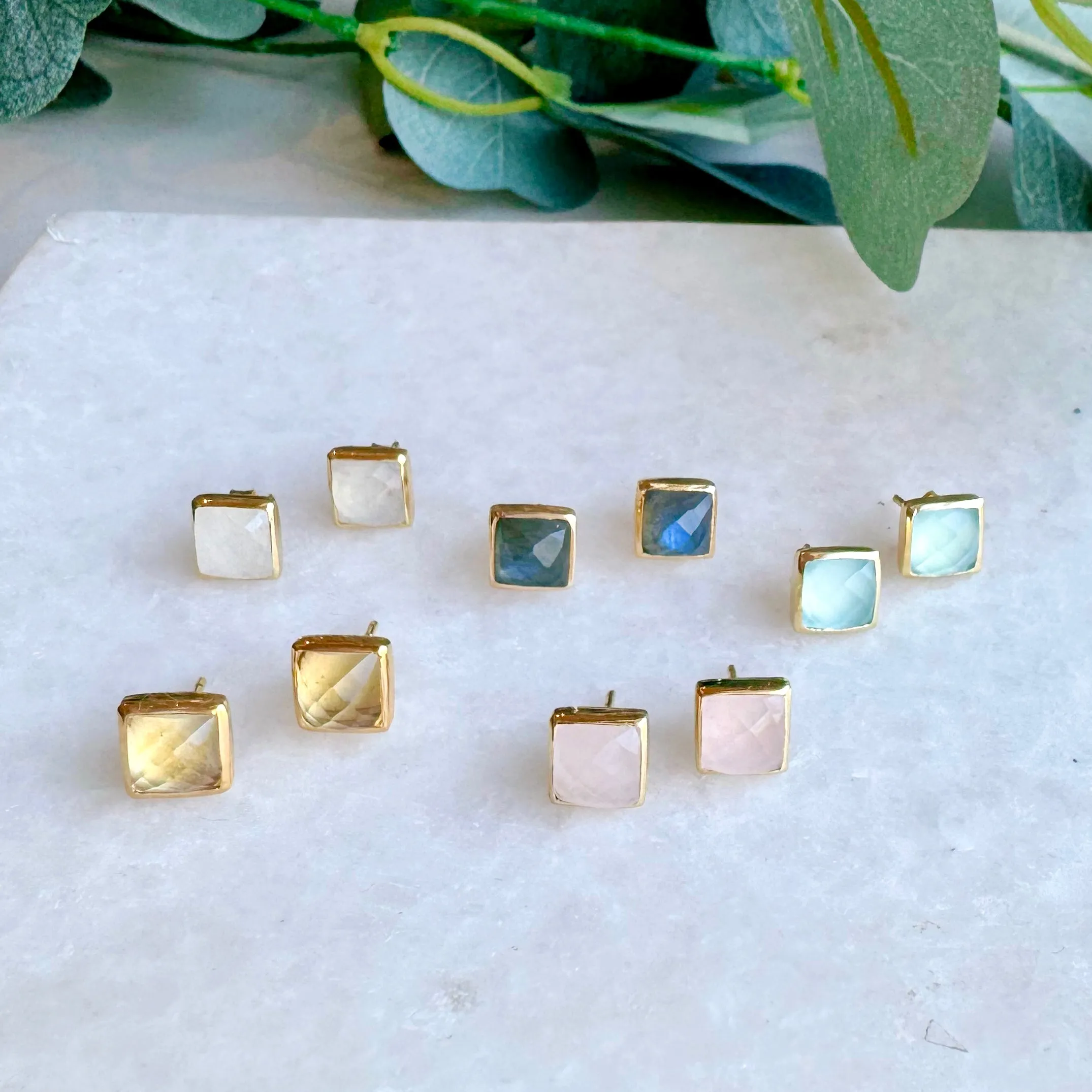 Square Gold Stone Stud Earrings: Rose quartz