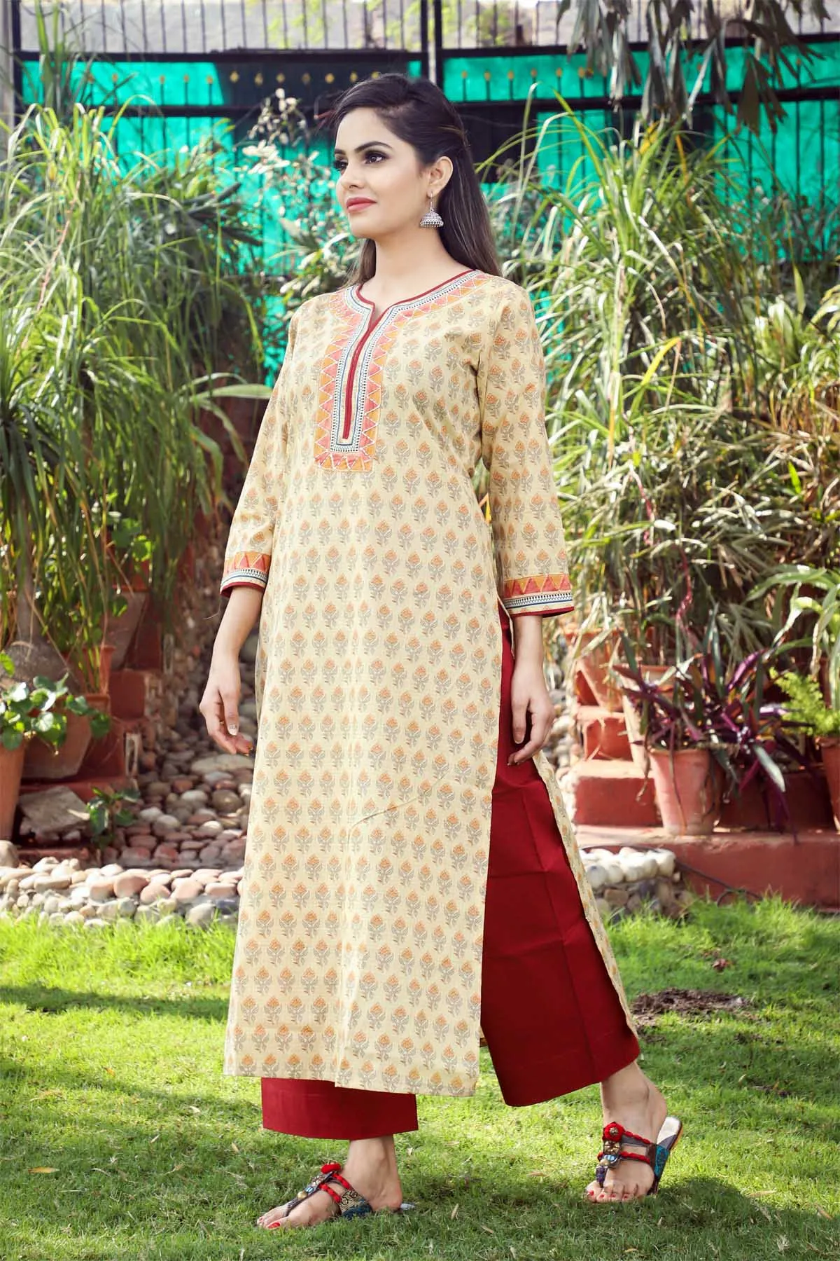 Straight fit Kurta in Beige buti print