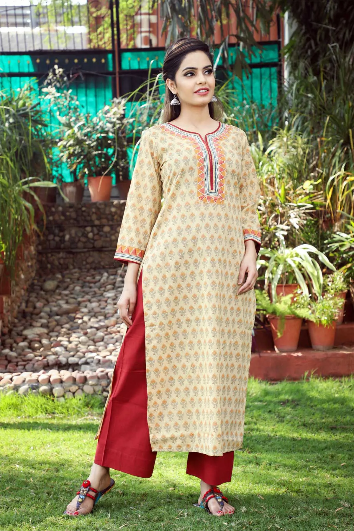 Straight fit Kurta in Beige buti print