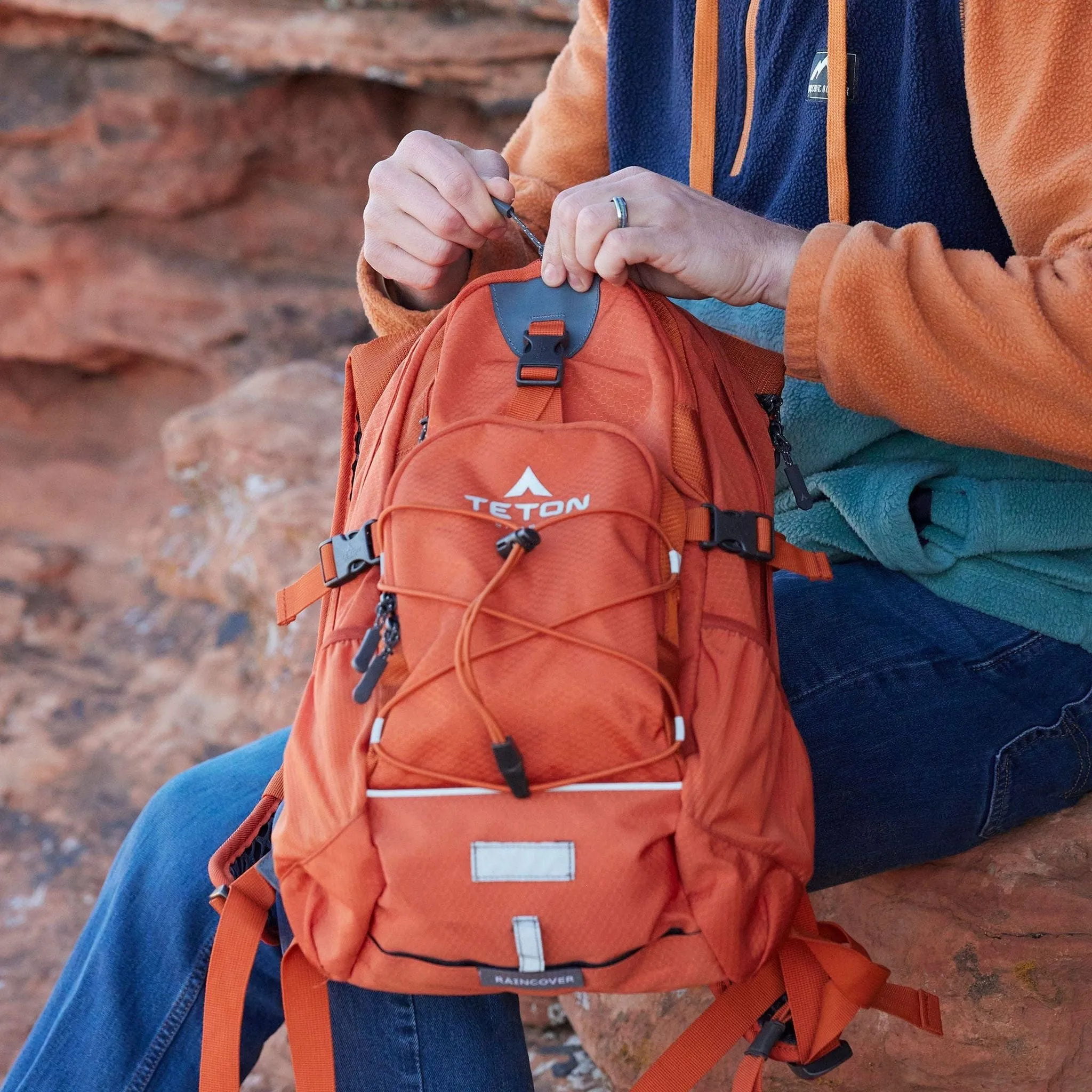 Teton Sports Oasis 18l Hydration Daypack with 2l Bladder in Burnt Orange