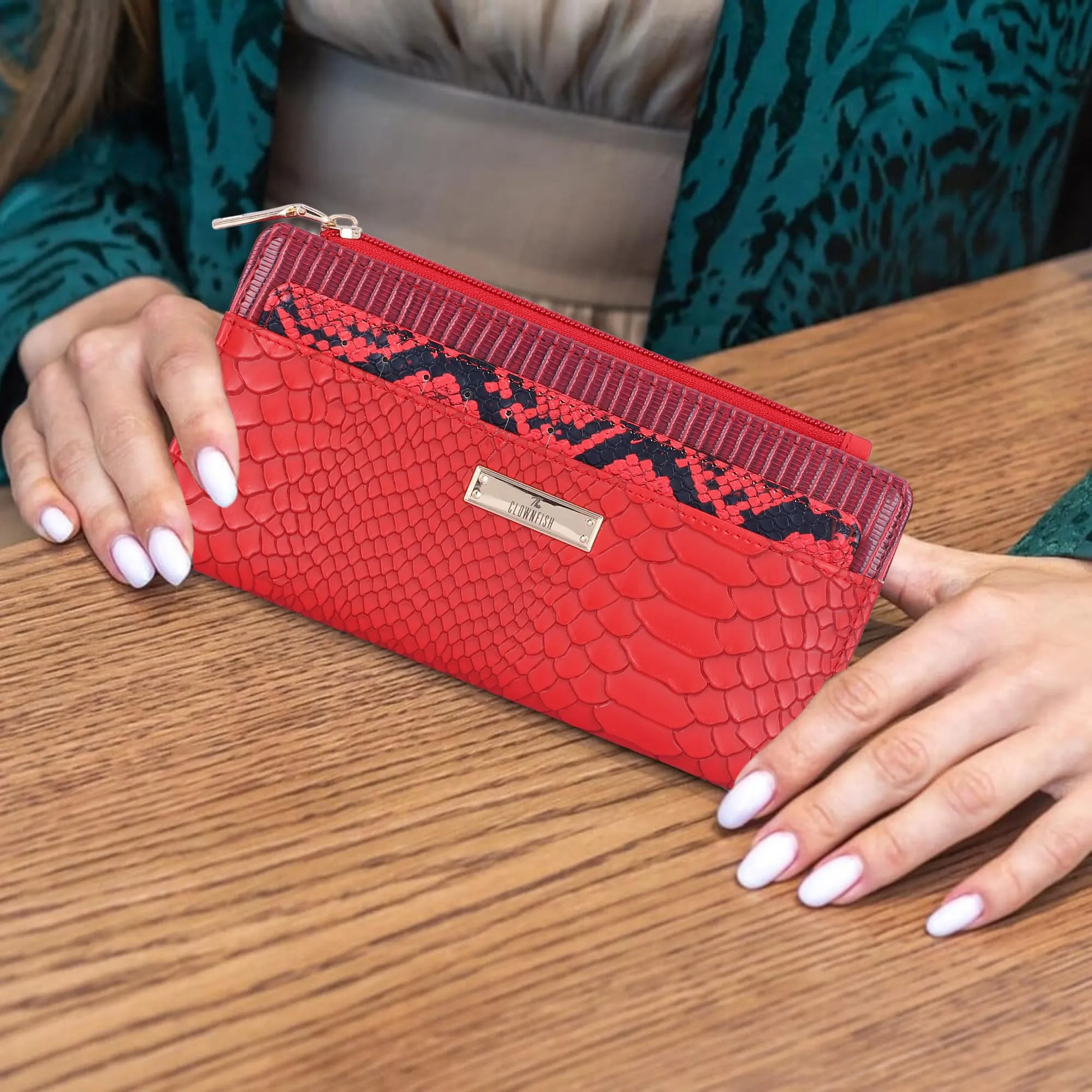 THE CLOWNFISH Prospera Collection Crocodile Finish Faux Leather Bi-Fold Womens Wallet Clutch Ladies Purse with Separate Multiple Cards Holder (Crimson Red)