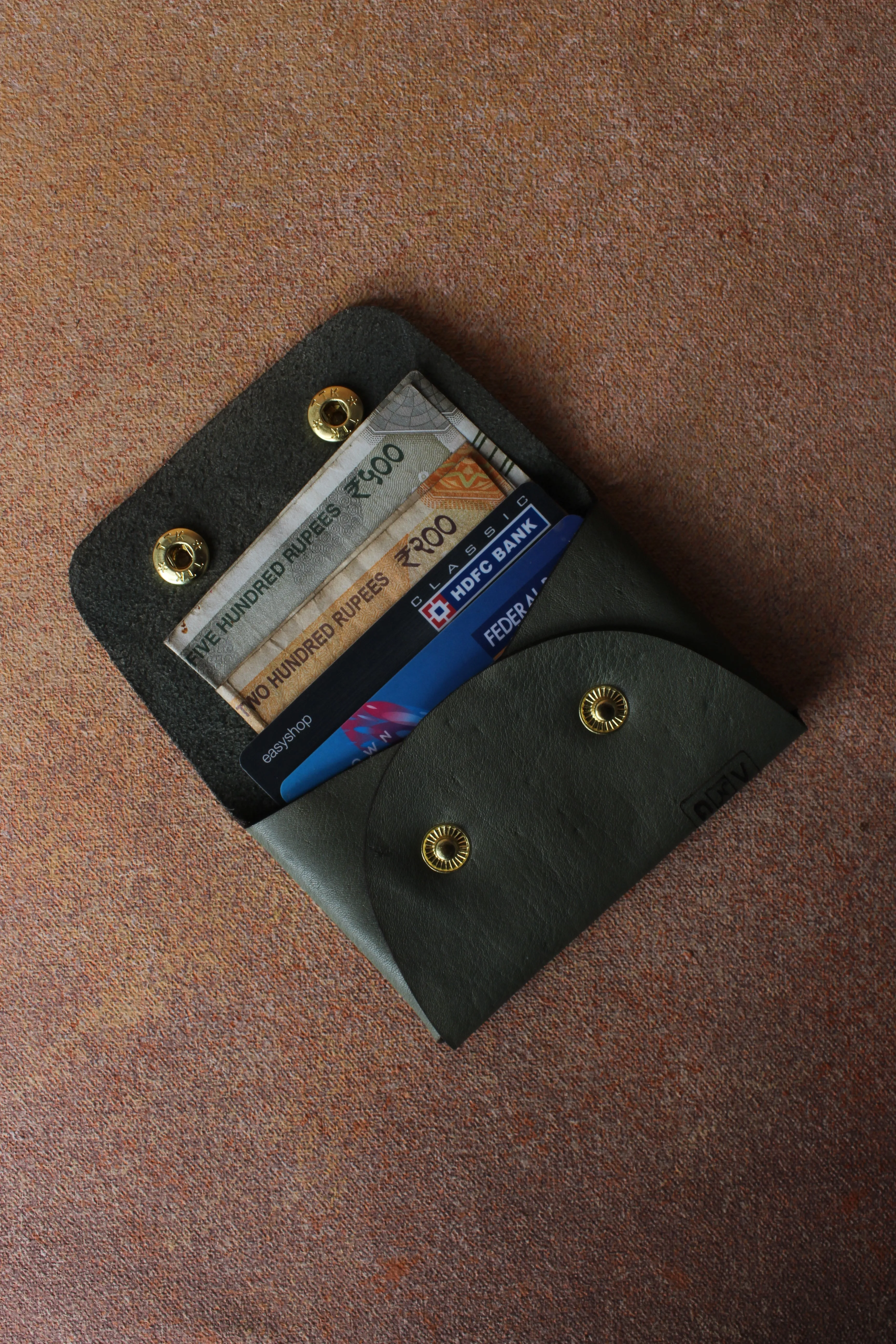 Timeless Appeal: Leather Card Pouch with Sutle Plane Texture