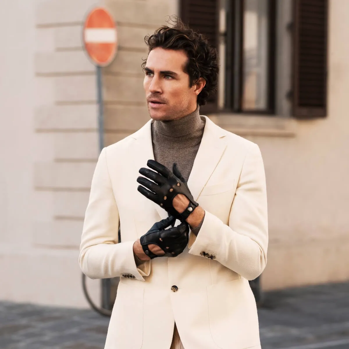 Umberto (black) - Italian lambskin leather driving gloves & touchscreen feature