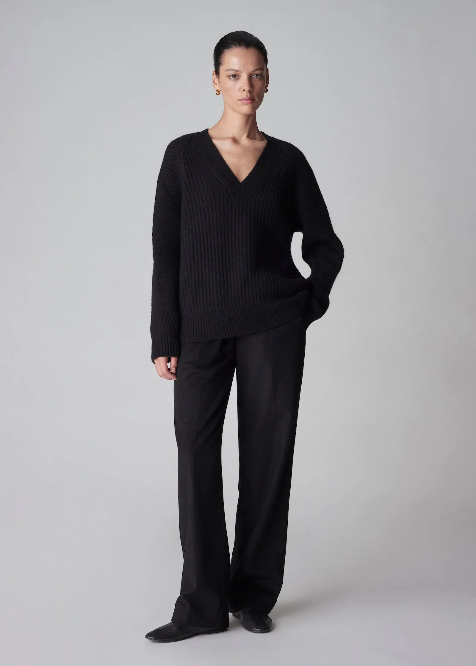 V-Neck Sweater in Wool Cashmere - Black