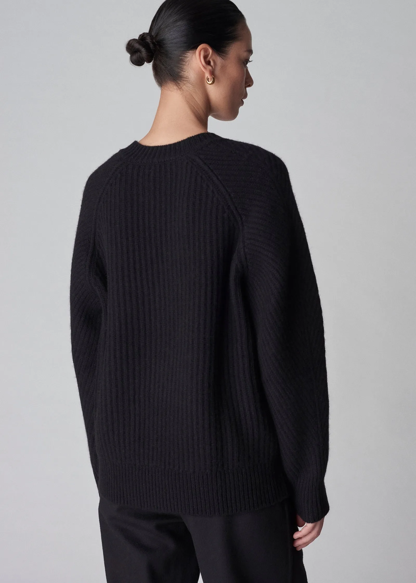 V-Neck Sweater in Wool Cashmere - Black