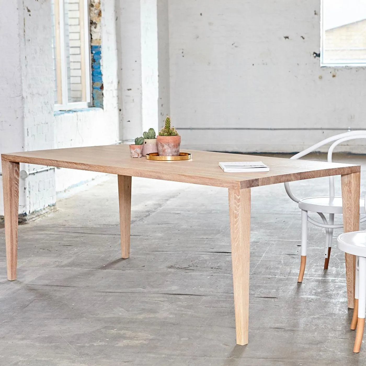 VALLA Dining Table