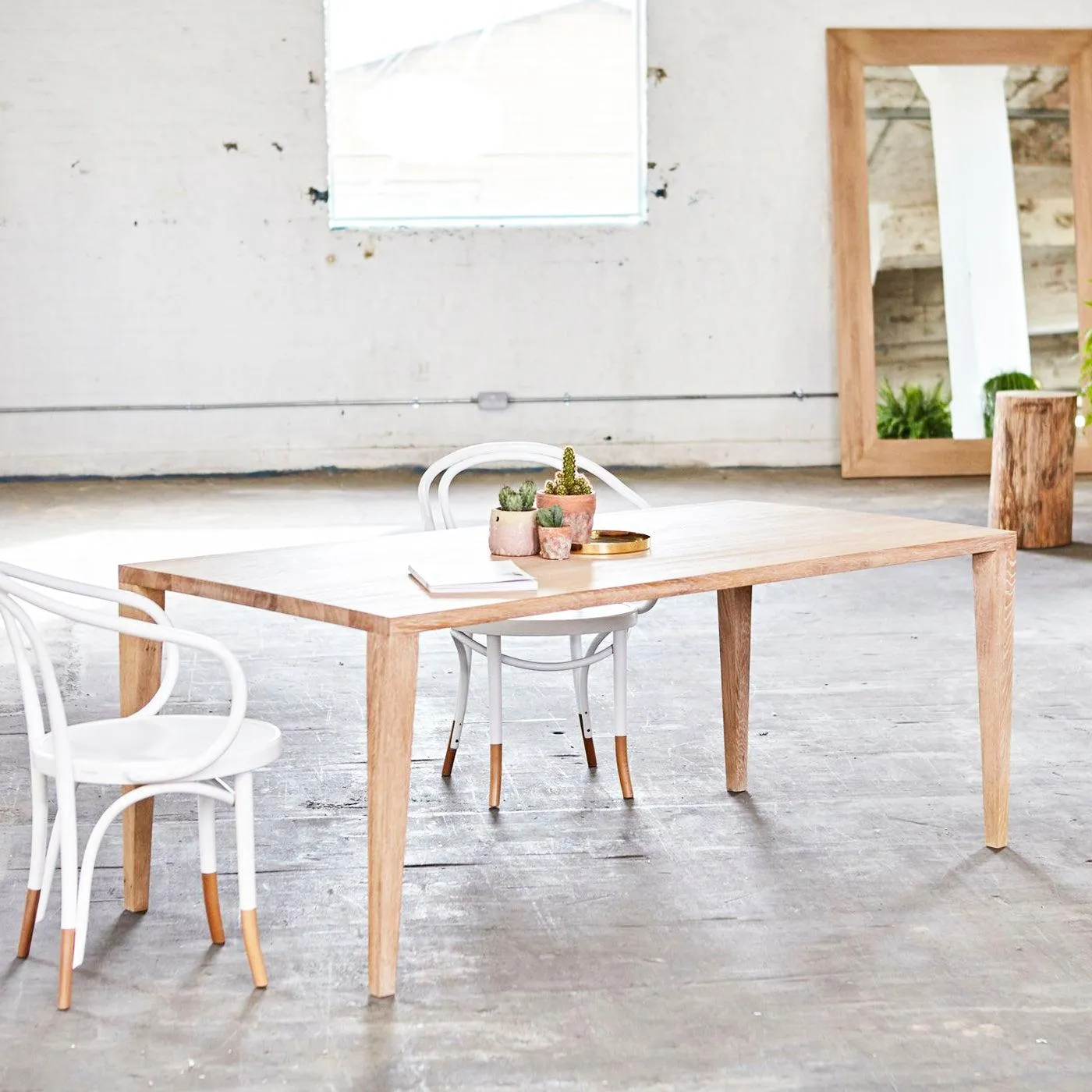 VALLA Dining Table