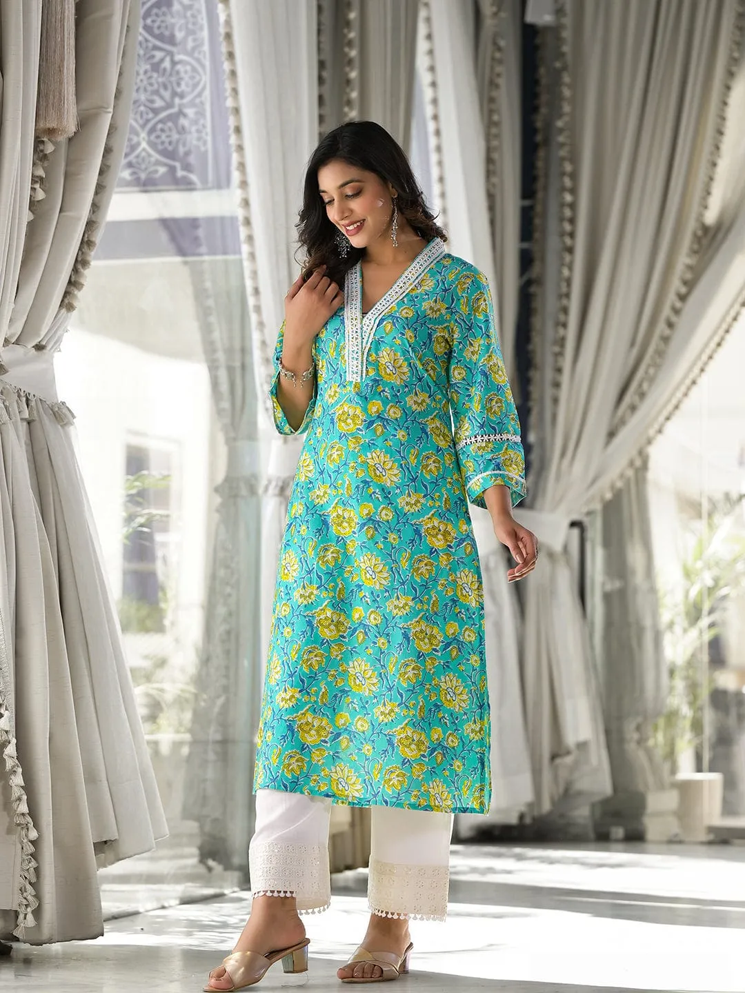 Varanga Women Sea Green Floral Printed V- Neck Stright Kurta