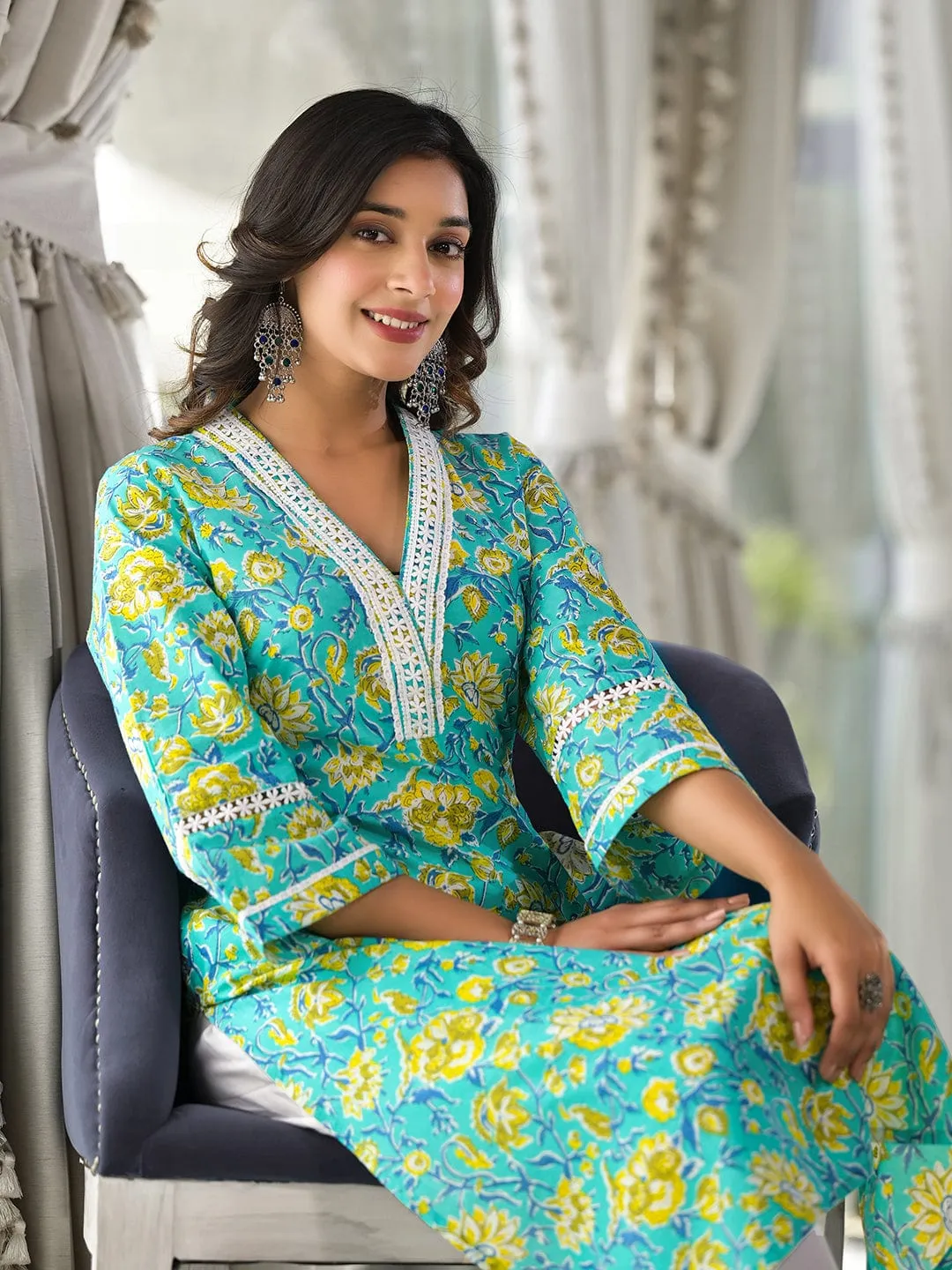 Varanga Women Sea Green Floral Printed V- Neck Stright Kurta