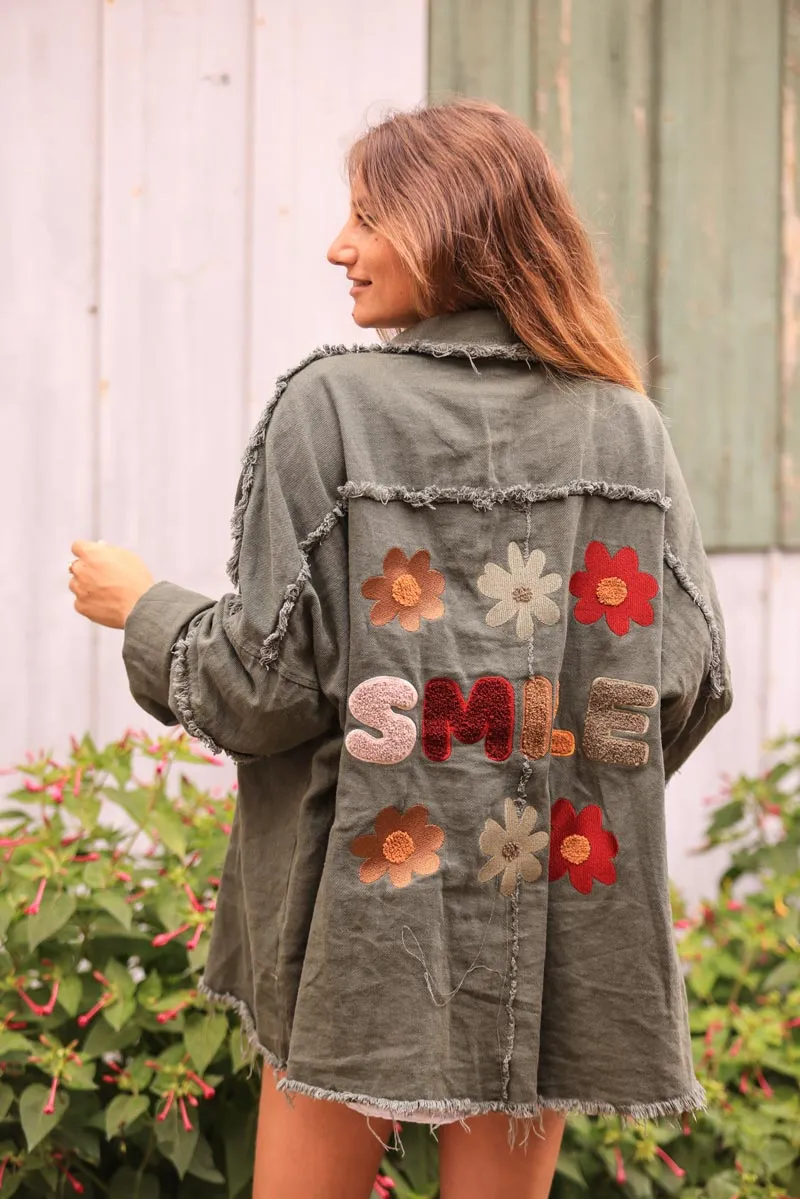 Veste kaki en denim souple finitions franges broderie Smile et fleurs au dos