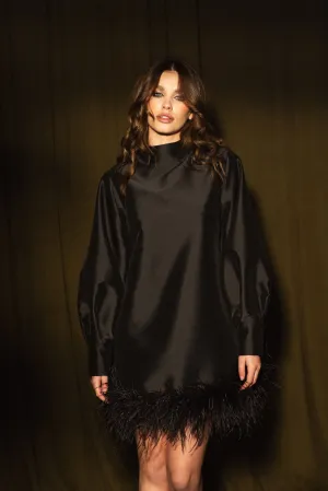 VESTIDO PRETO ESTRUTURADO COM PLUMAS