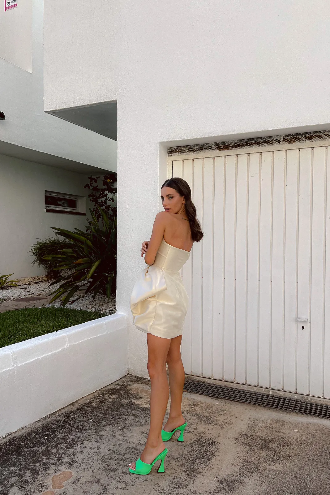 VESTIDO PÉROLA CURTO COM LAÇO