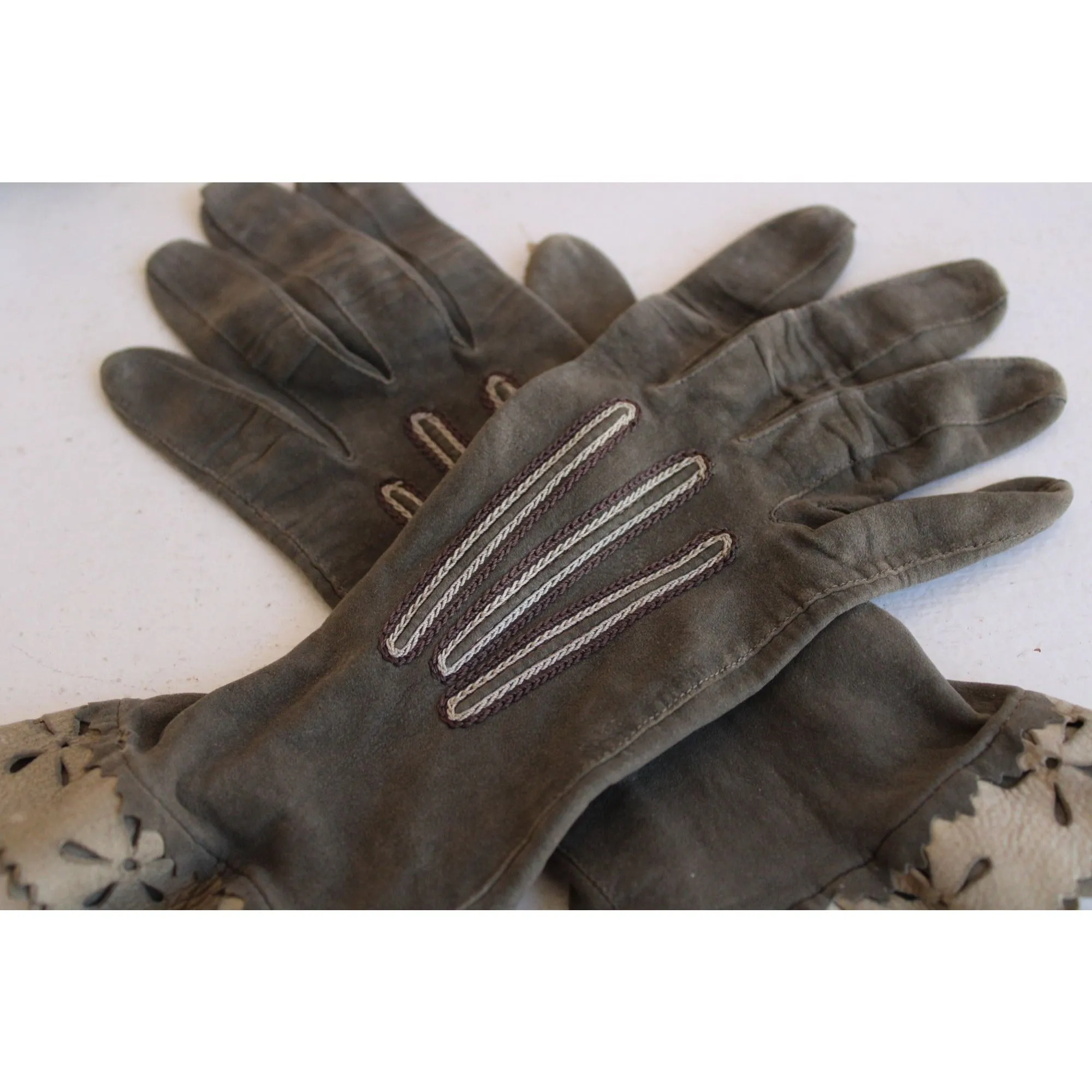 Vintage 1930s 1940s Gloves in Green Kid Suede Leather