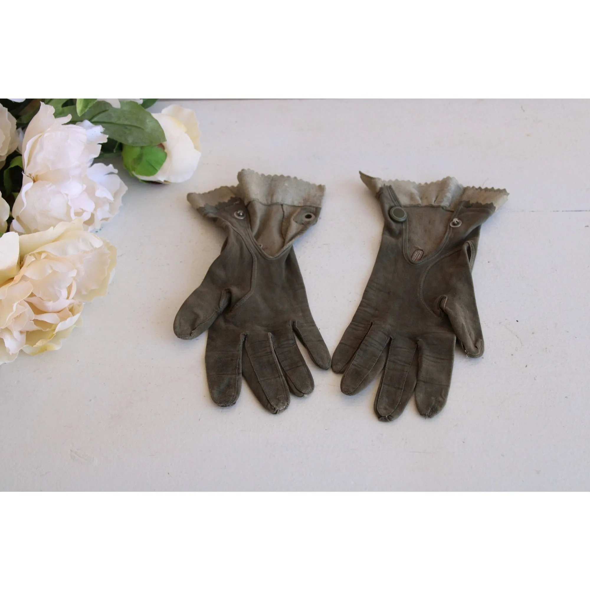 Vintage 1930s 1940s Gloves in Green Kid Suede Leather