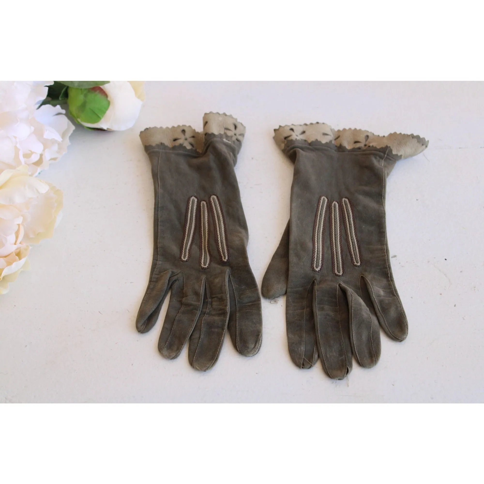 Vintage 1930s 1940s Gloves in Green Kid Suede Leather