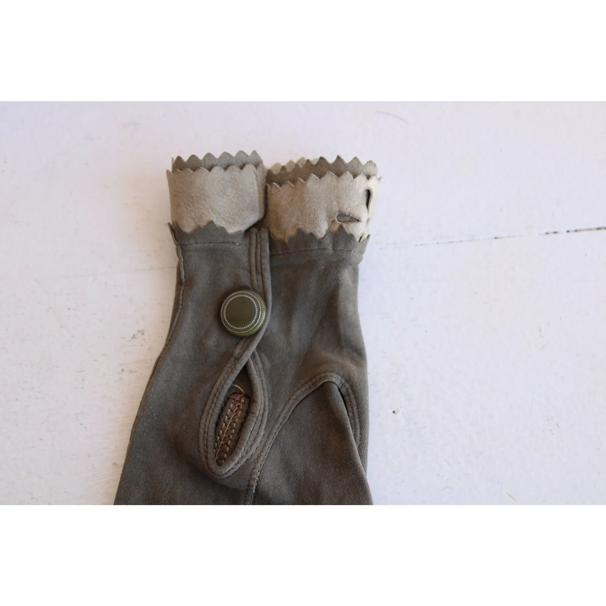 Vintage 1930s 1940s Gloves in Green Kid Suede Leather