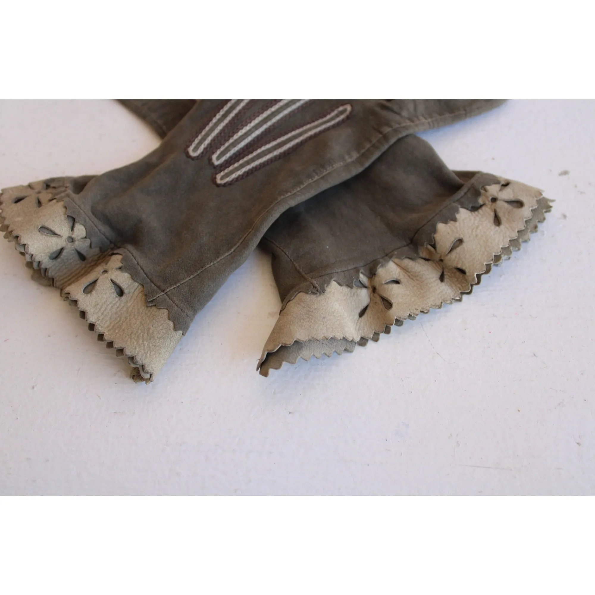 Vintage 1930s 1940s Gloves in Green Kid Suede Leather