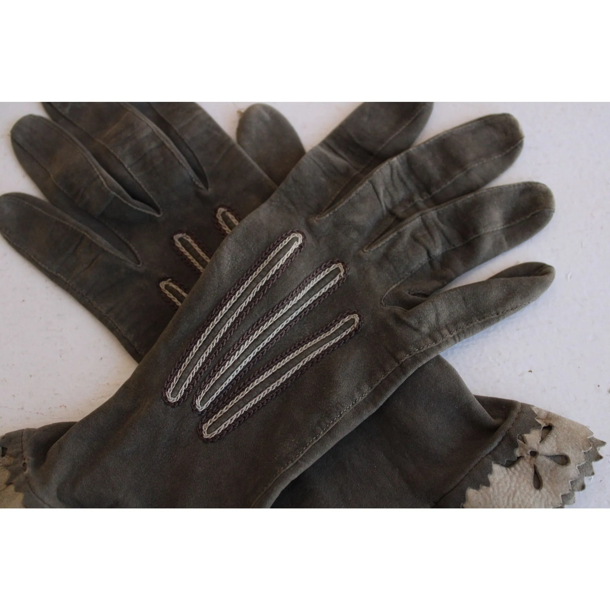 Vintage 1930s 1940s Gloves in Green Kid Suede Leather