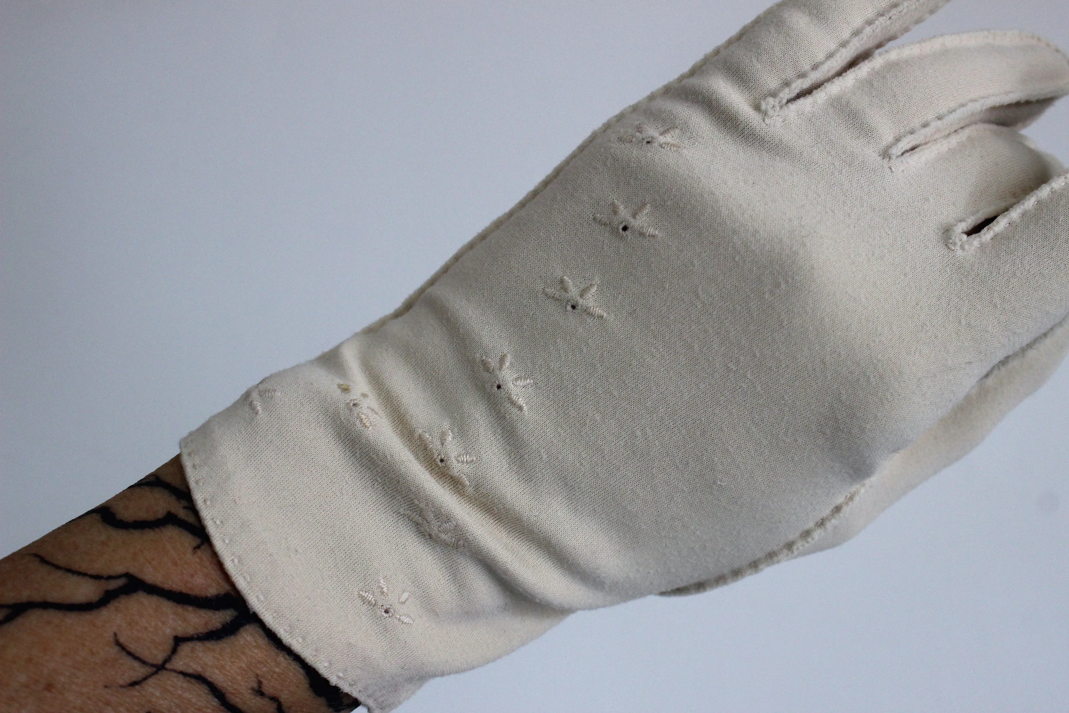 Vintage 1950s 1960s Tan Gloves Embroidered Trim