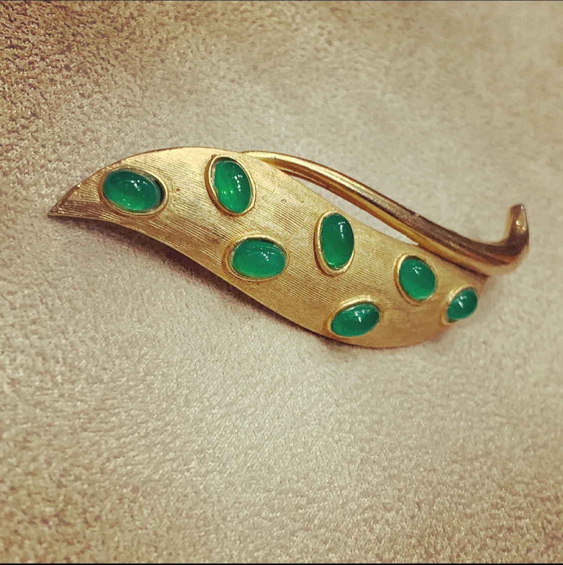 Vintage Jade gold brooch