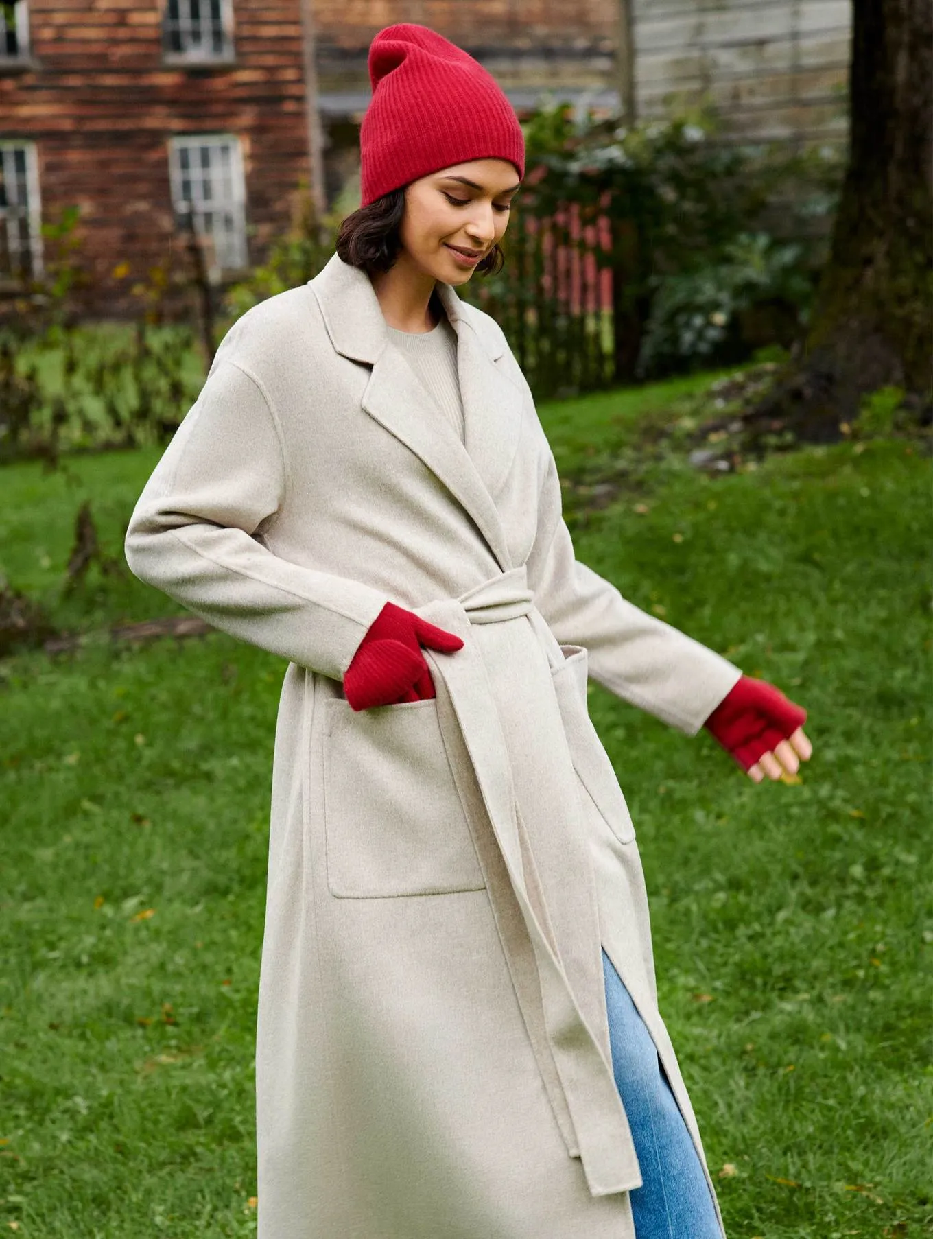 White   Warren - Cashmere Ribbed Pop Top Gloves in True Red