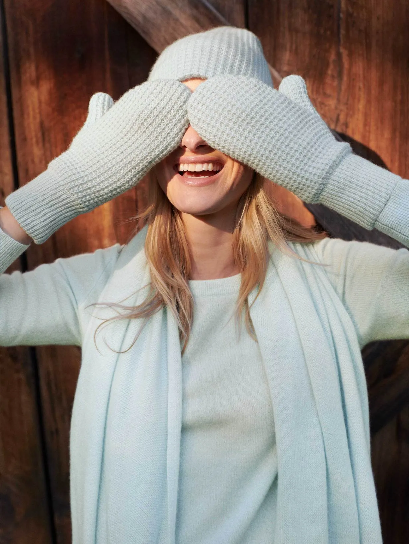 White   Warren - Cashmere Thermal Mittens in Daylight Blue