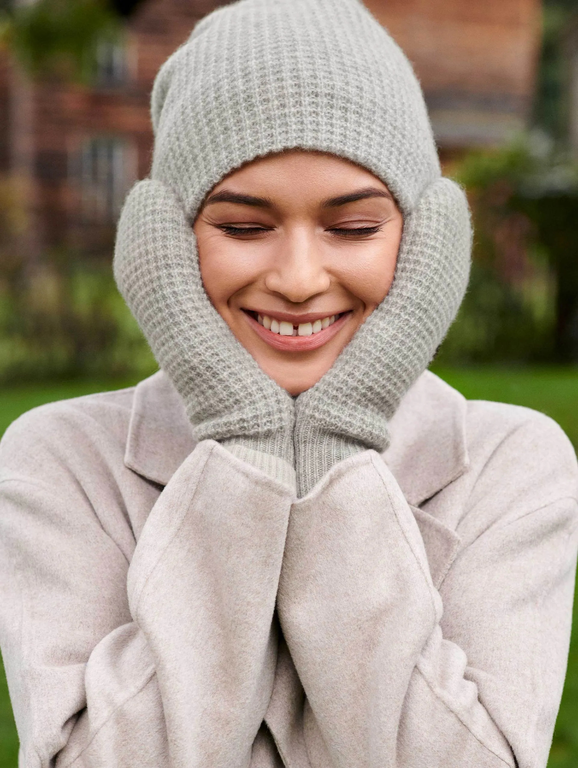 White   Warren - Cashmere Thermal Mittens in Misty Grey Heather