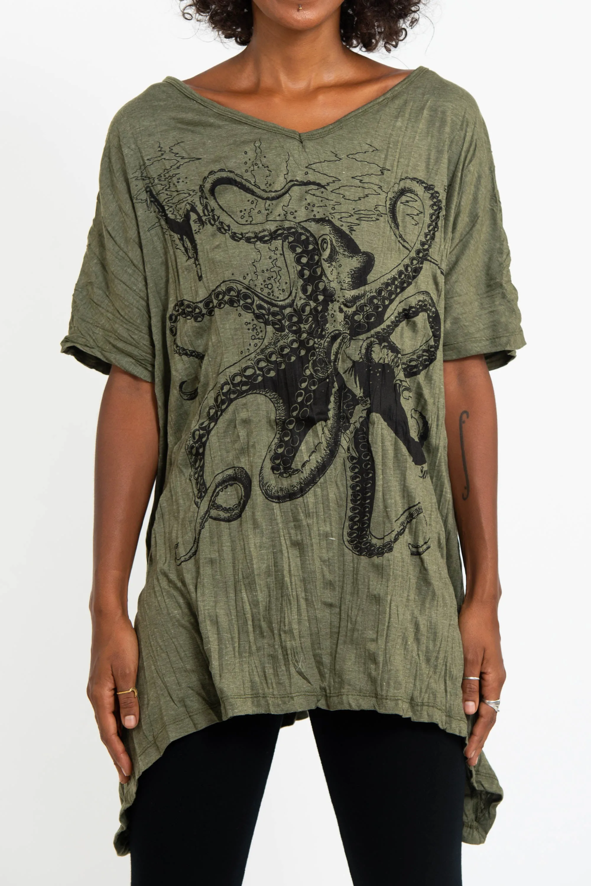 Womens Octopus Loose V Neck T-Shirt in Green