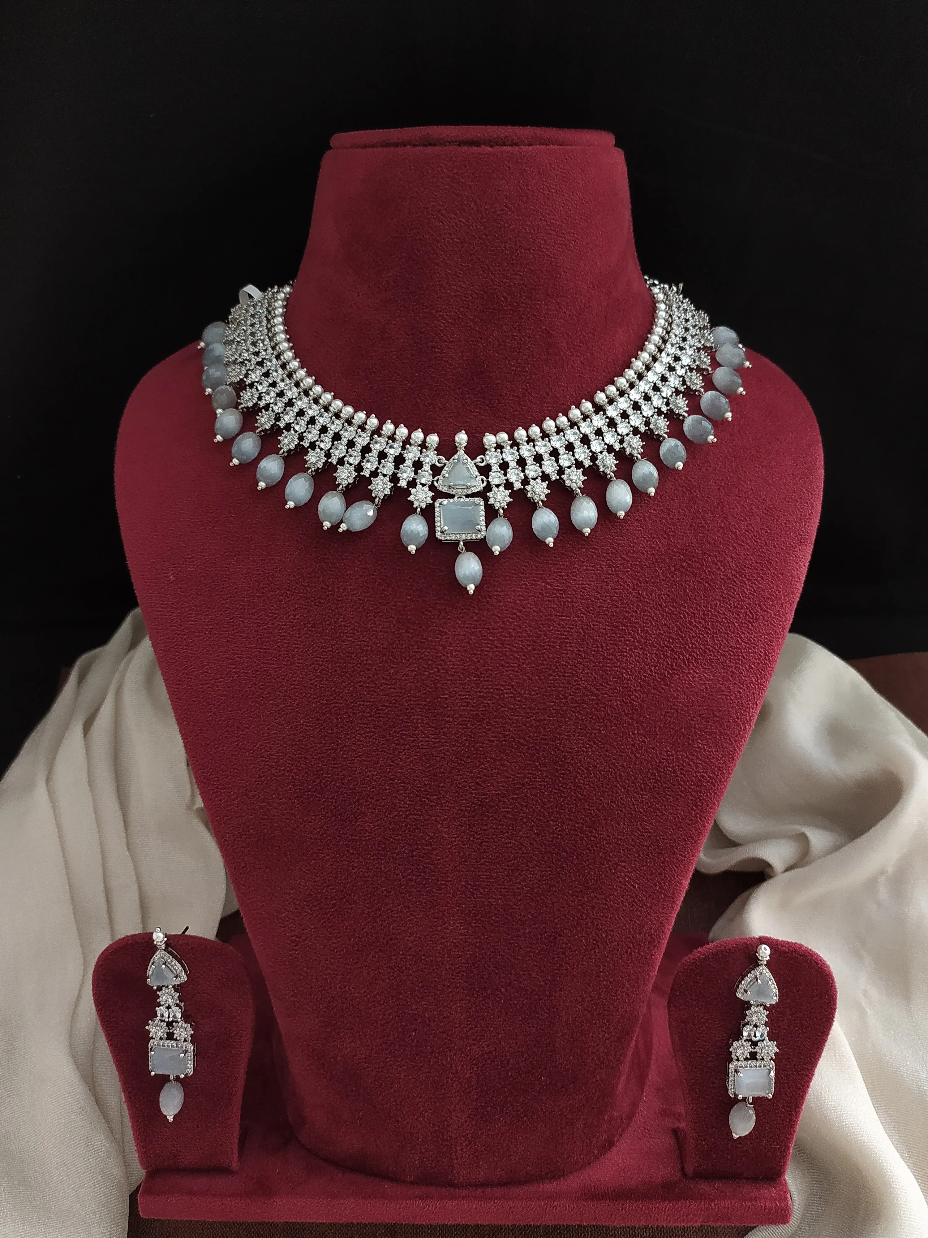 Zircon necklace with beautiful beads dangling (silver-plated)